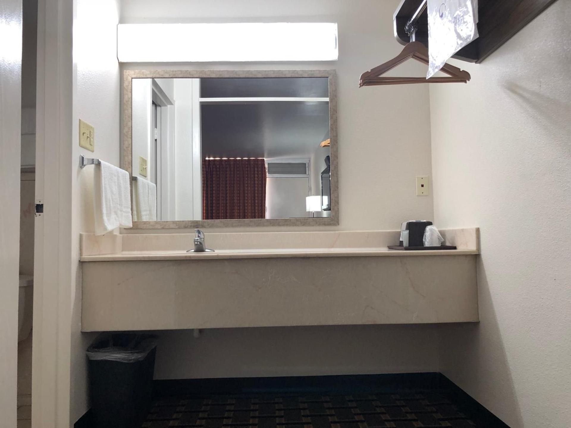 Mid Continent Inn photo 7