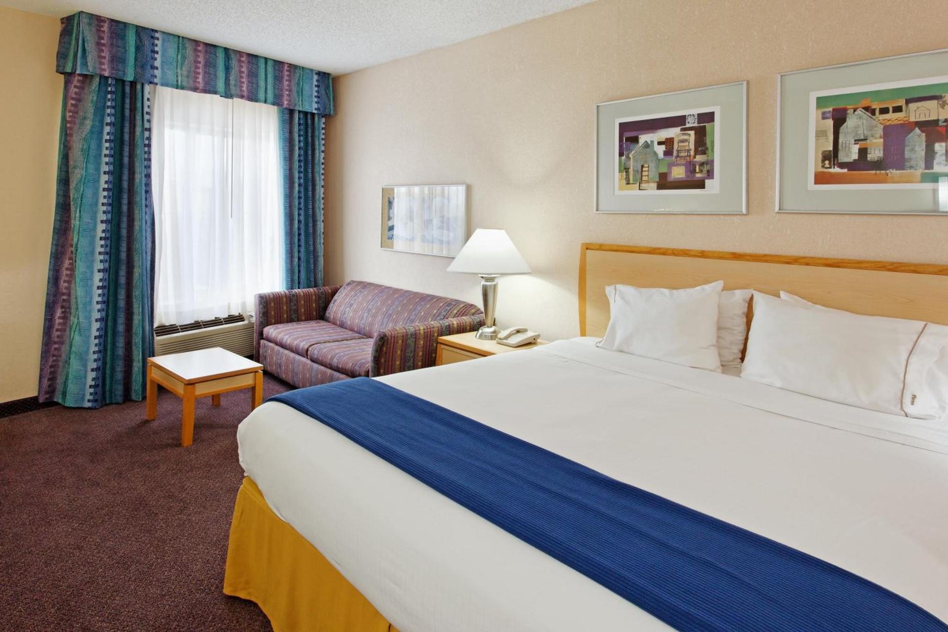 Holiday Inn Express Hotel & Suites San Antonio - Rivercenter Area by IHG photo 2