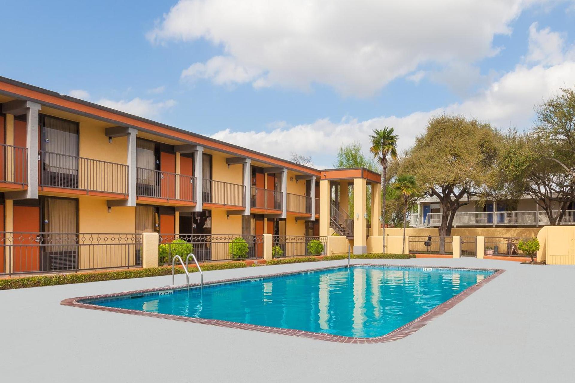Days Inn by Wyndham Uvalde photo 21