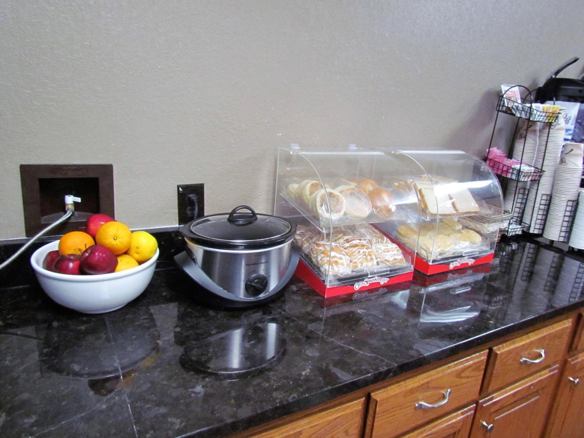 Oak Hill Inn & Suites photo 25