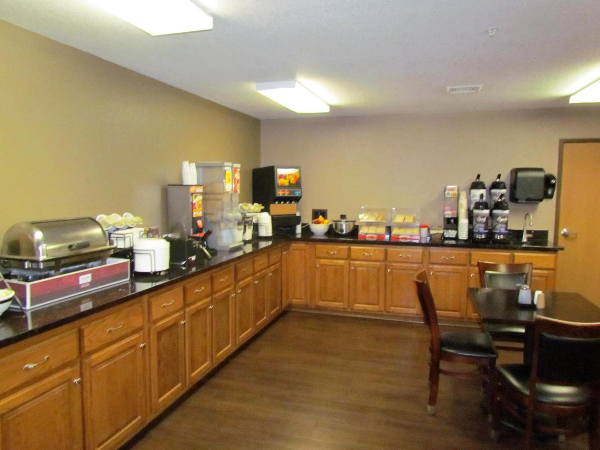 Oak Hill Inn & Suites photo 21