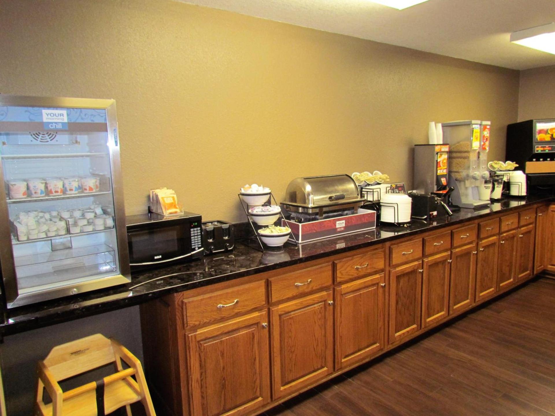 Oak Hill Inn & Suites photo 22