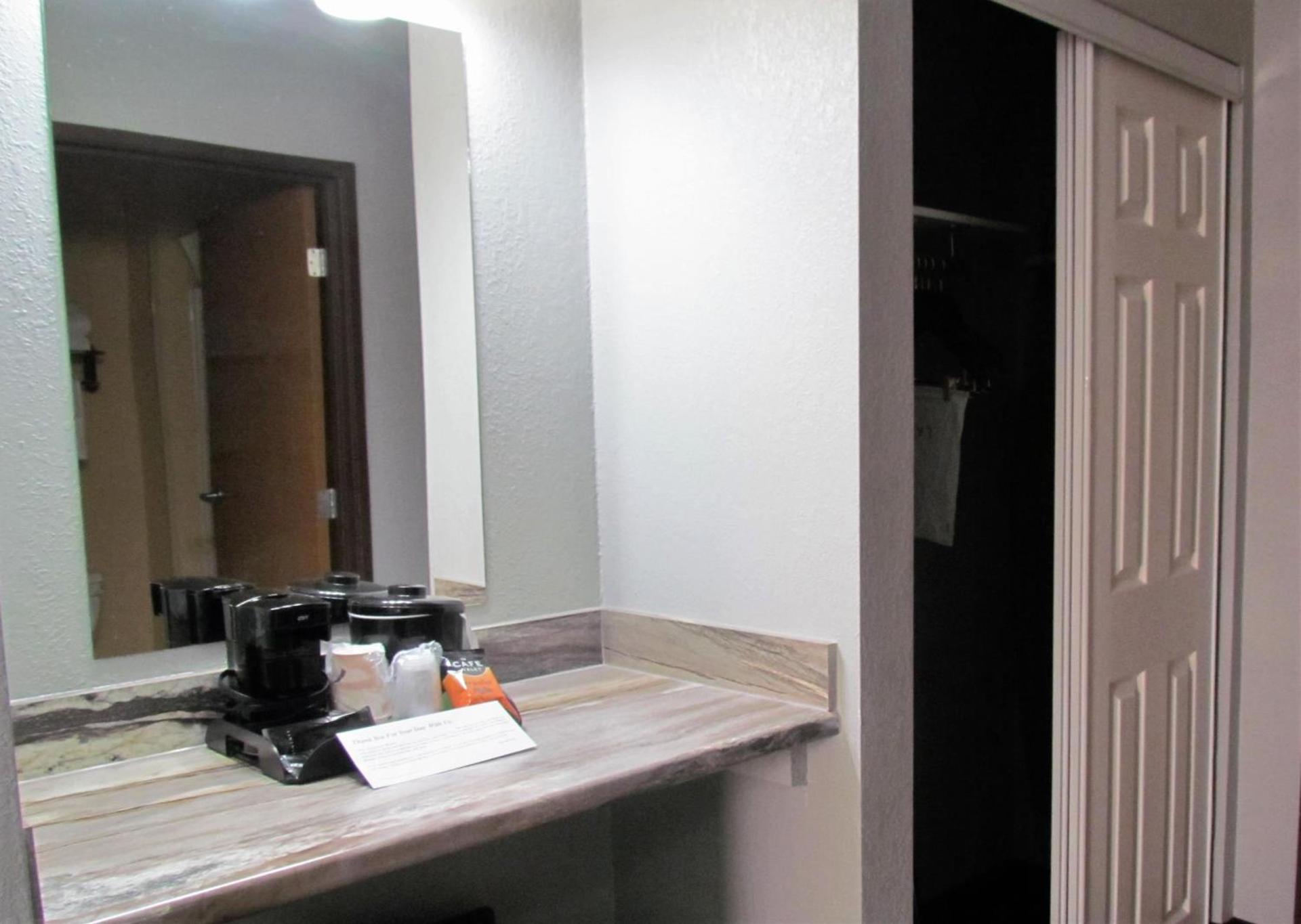 Oak Hill Inn & Suites photo 36