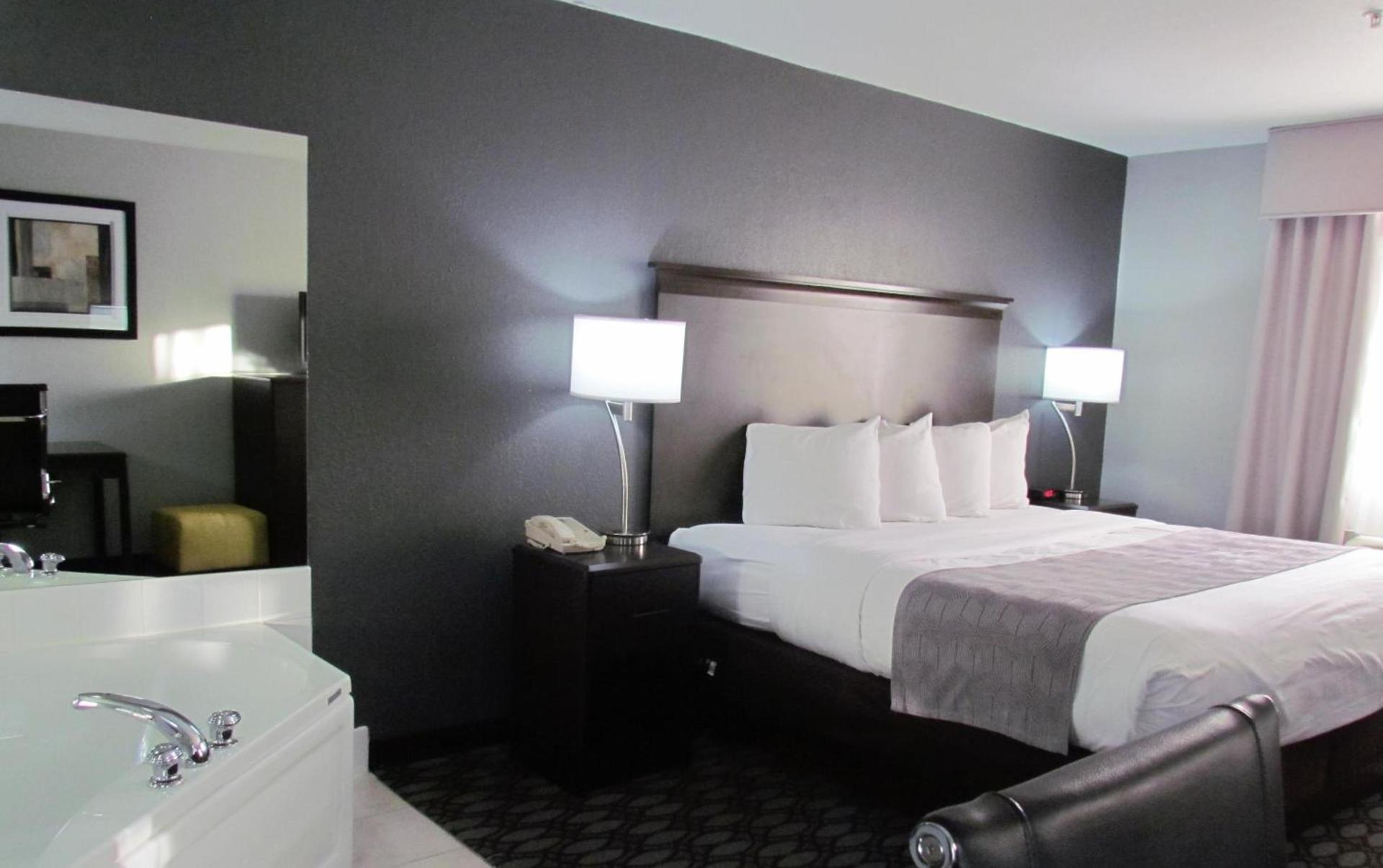 Oak Hill Inn & Suites photo 32