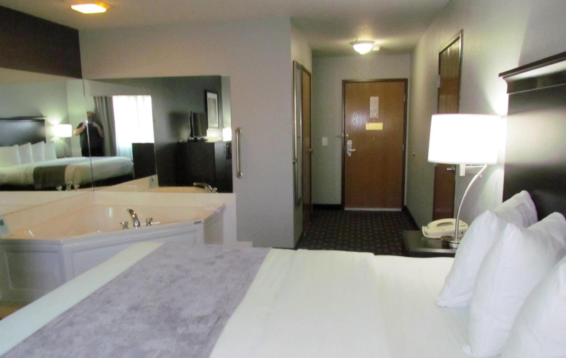 Oak Hill Inn & Suites photo 33