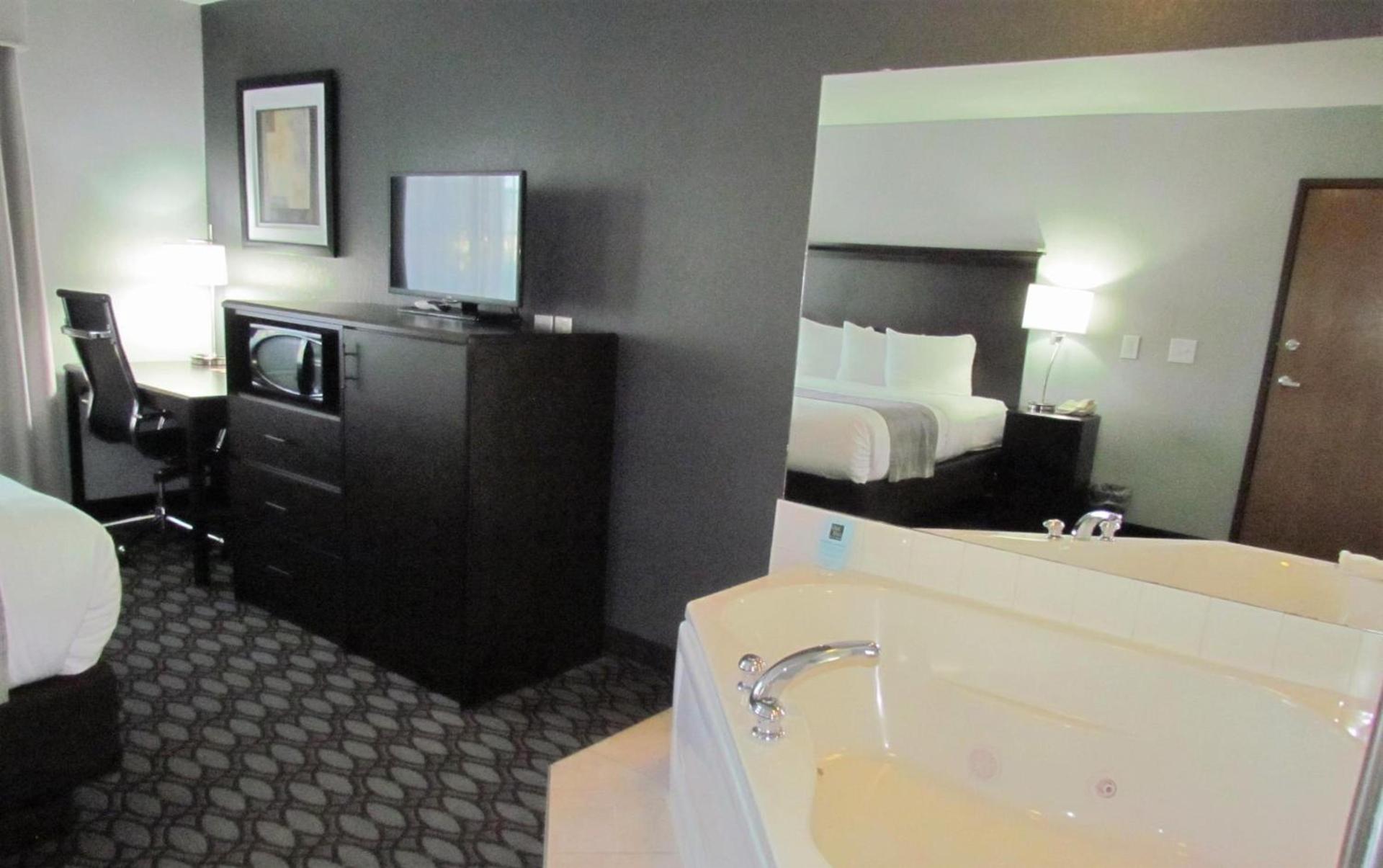 Oak Hill Inn & Suites photo 34