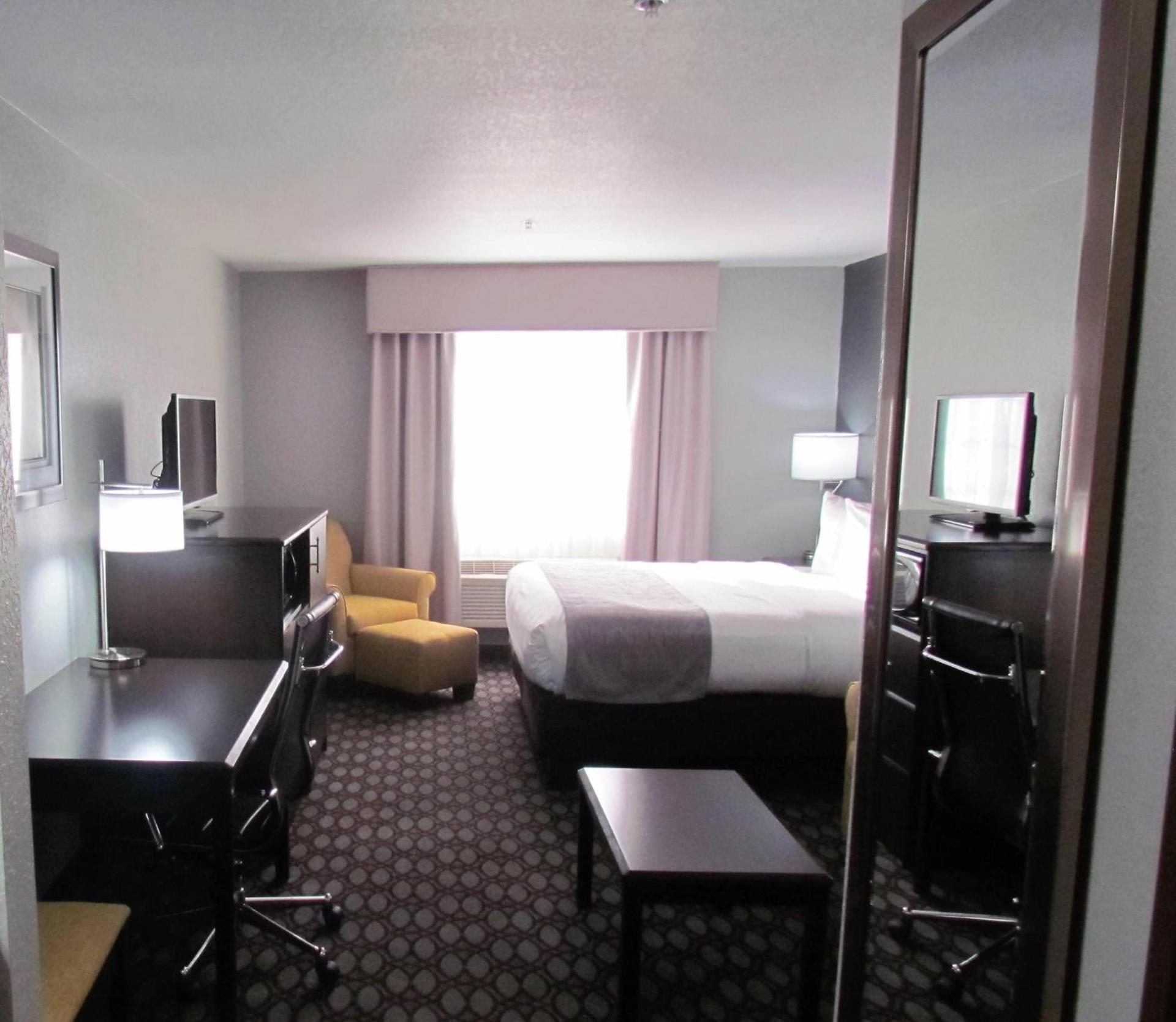 Oak Hill Inn & Suites photo 42