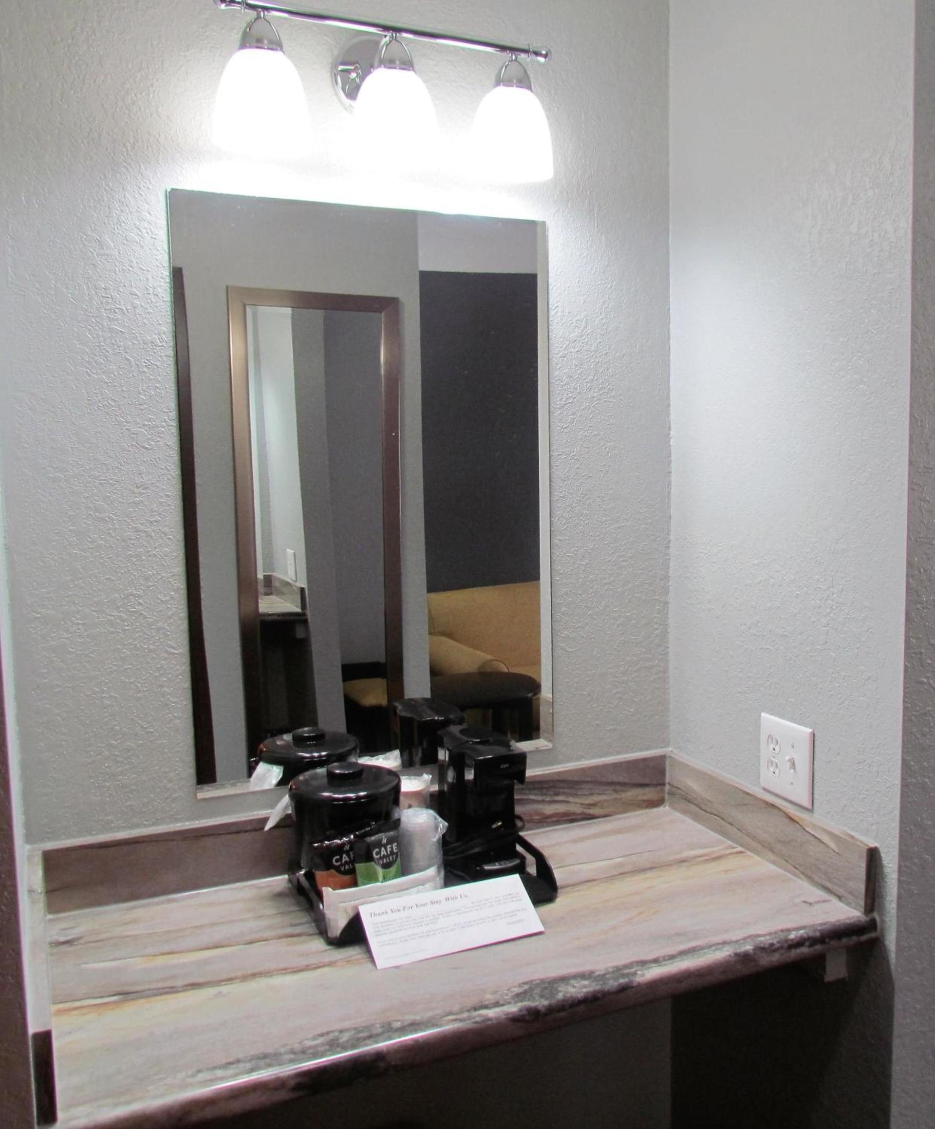 Oak Hill Inn & Suites photo 43