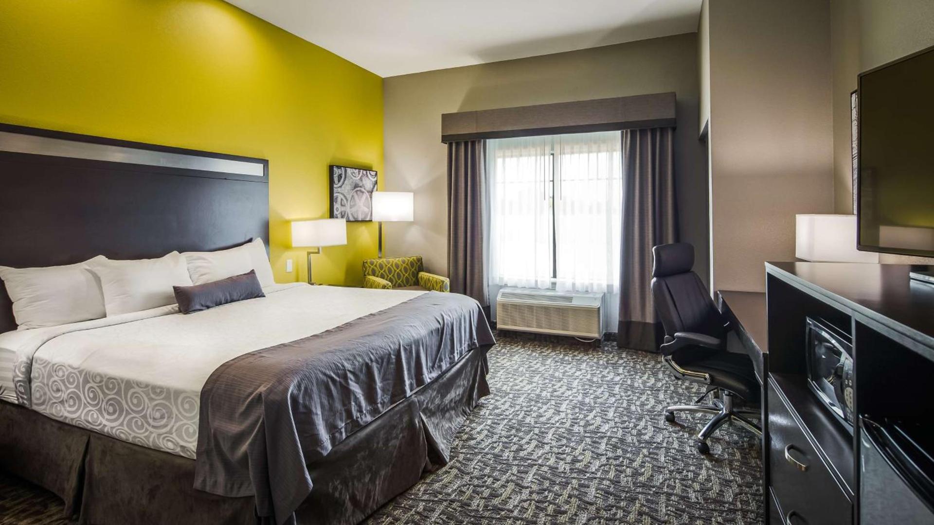 Best Western Plus Bay City Inn & Suites photo 2