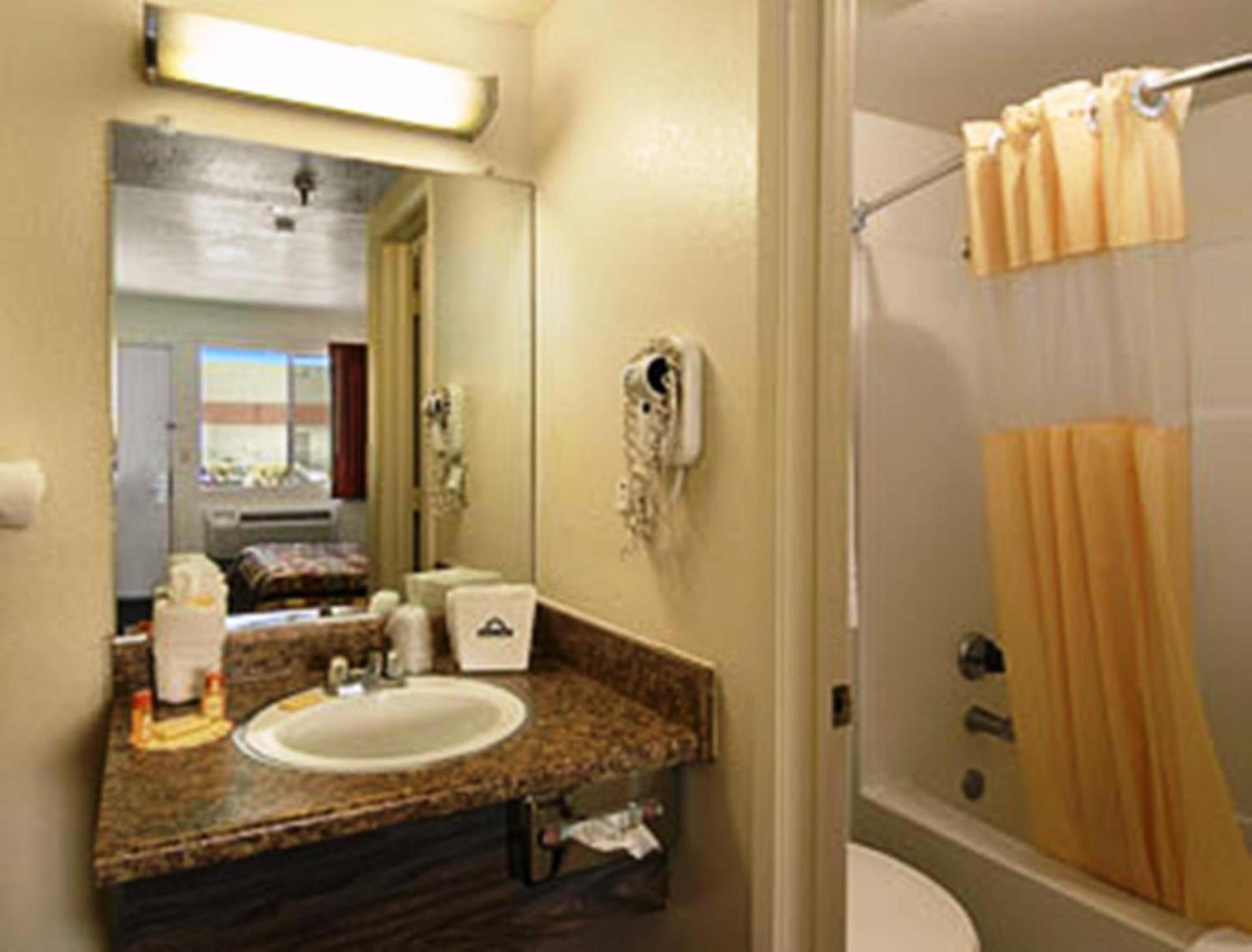 Days Inn by Wyndham Victorville - Hesperia I-15 Palmdale Road photo 6