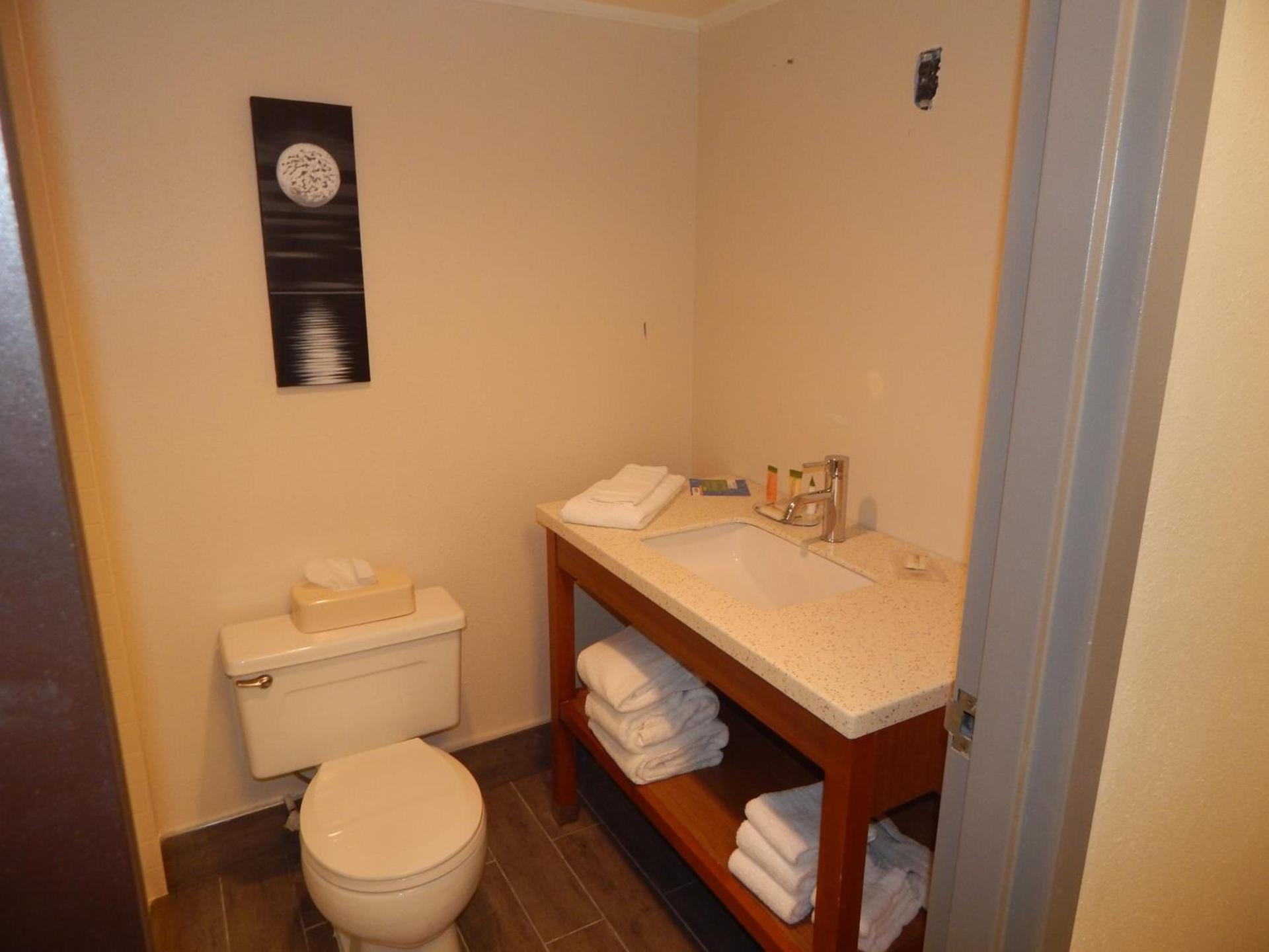 Ramada by Wyndham Beaver Falls photo 38