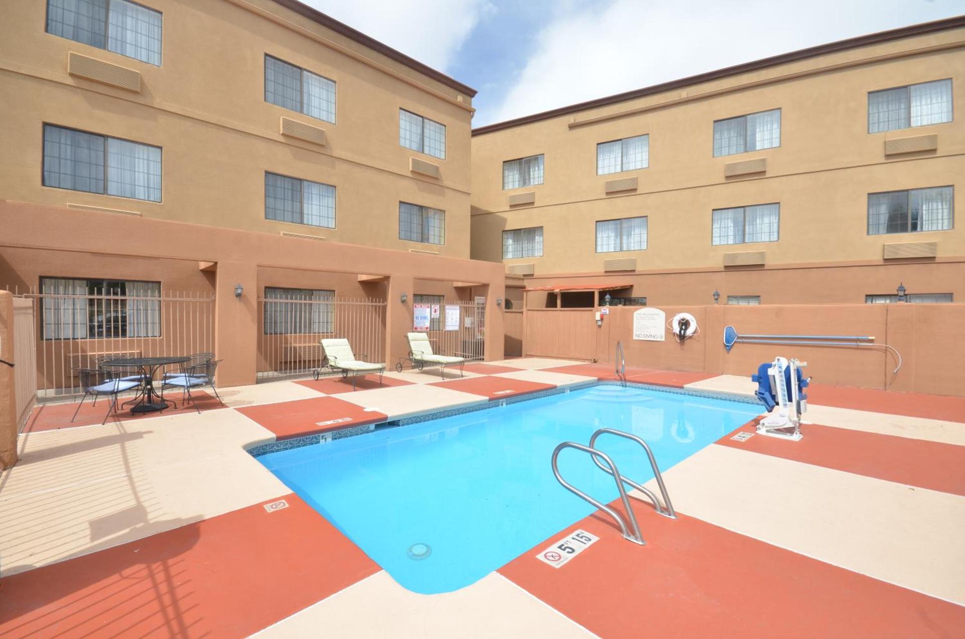 Ramada by Wyndham Santa Fe photo 5