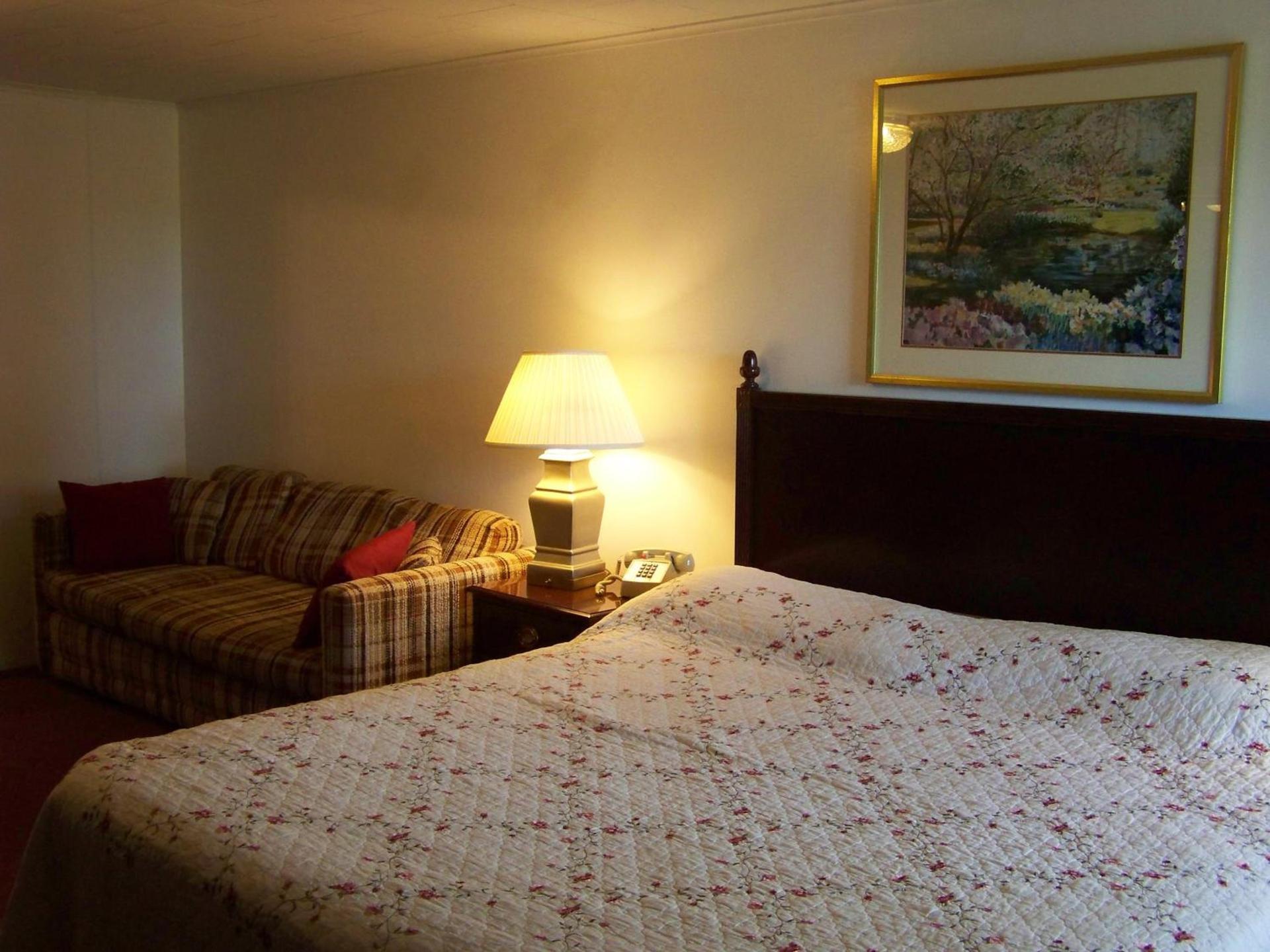 Golden Knight Inn and Suites photo 22