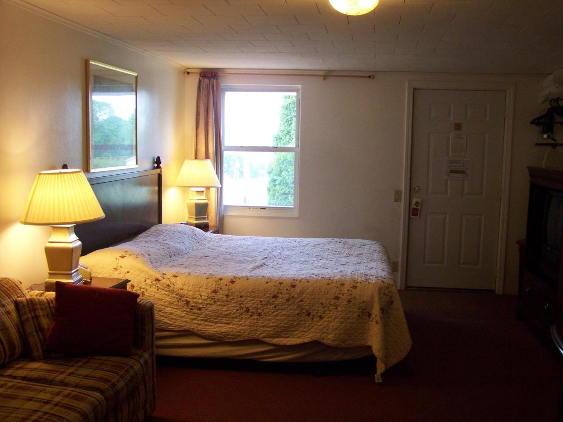 Golden Knight Inn and Suites photo 20