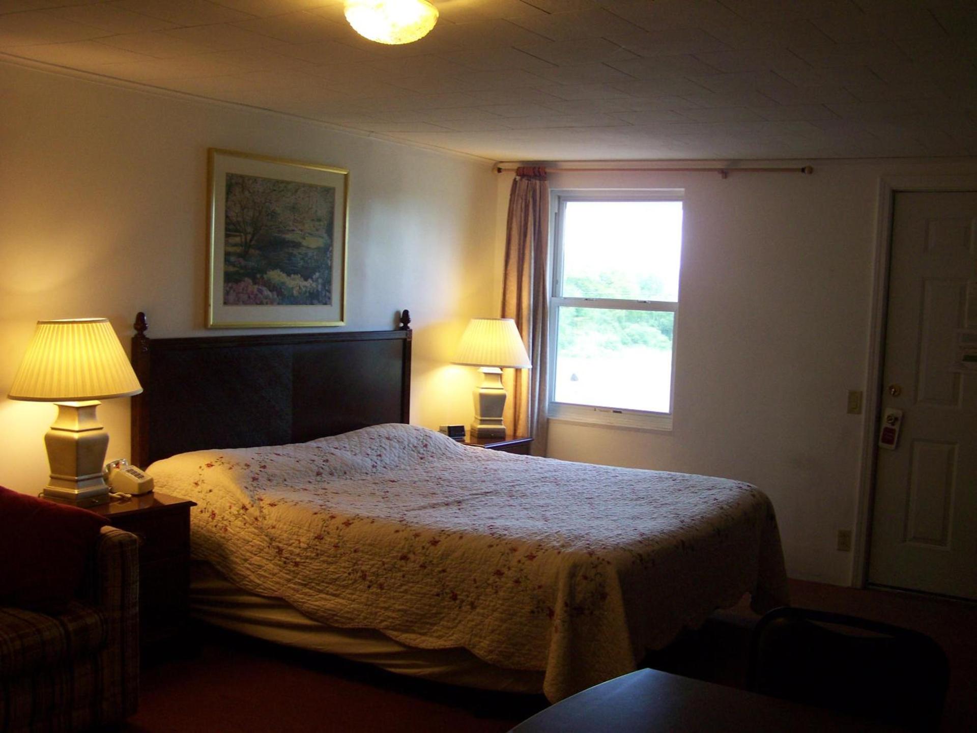 Golden Knight Inn and Suites photo 21