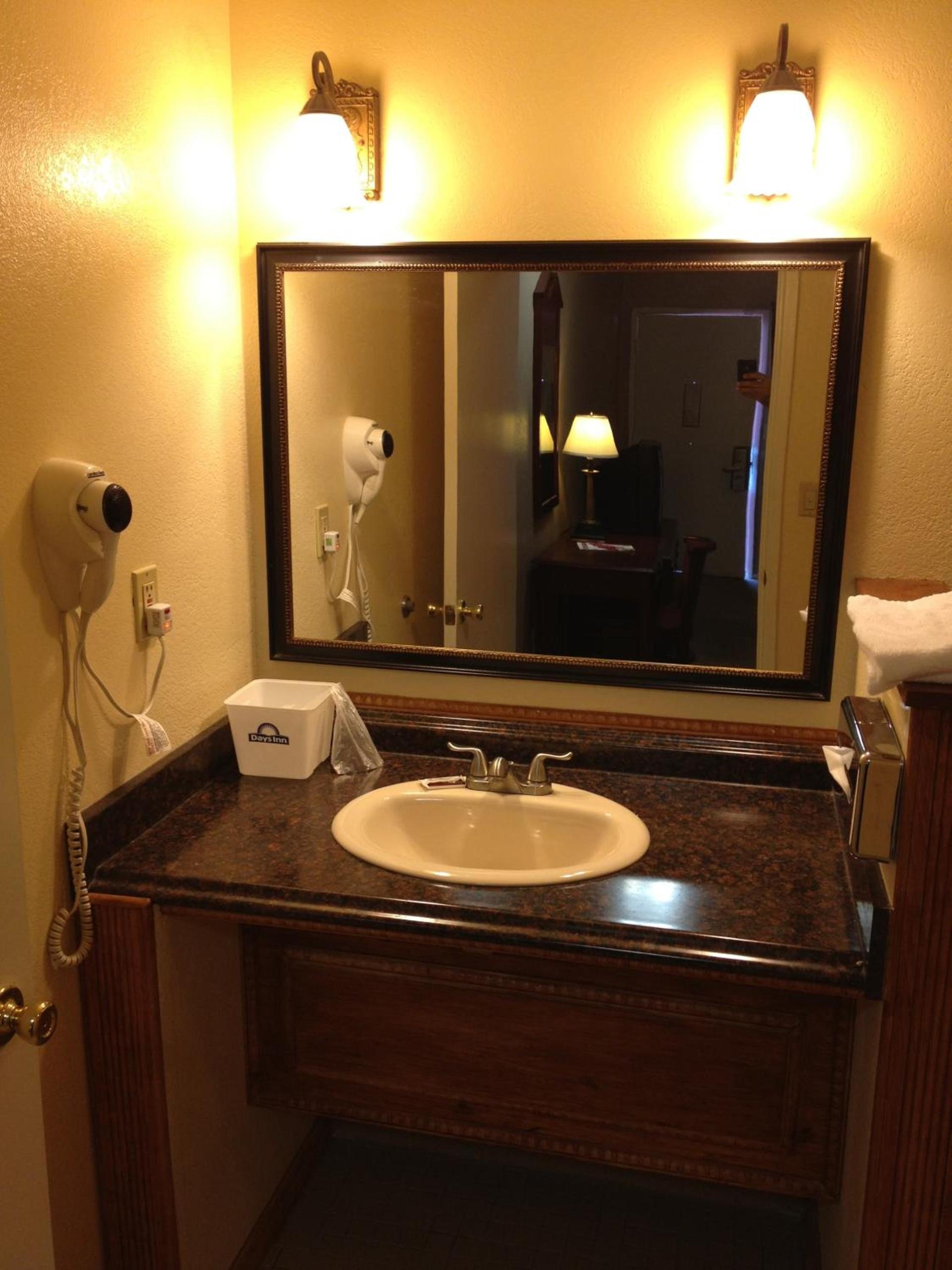 Days Inn by Wyndham Victorville - Hesperia I-15 Palmdale Road photo 16