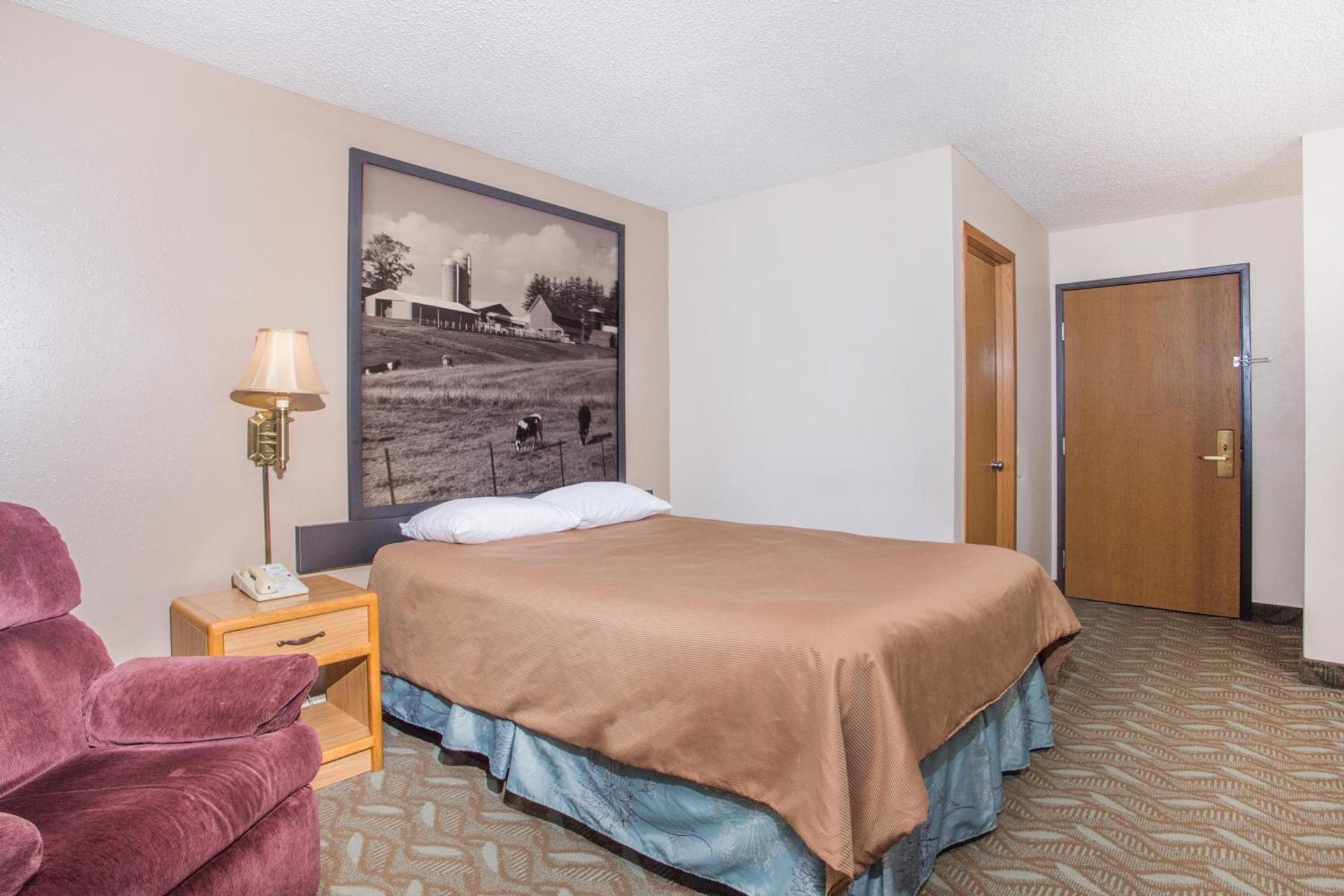 Super 8 by Wyndham Monroe WI photo 4