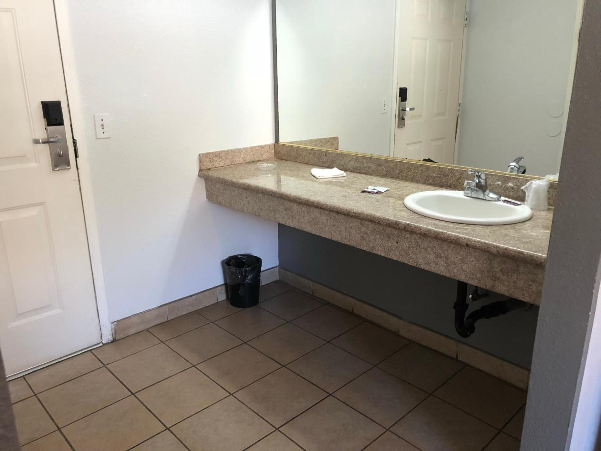Starlight Inn, Valley Blvd - Downtown LA photo 13