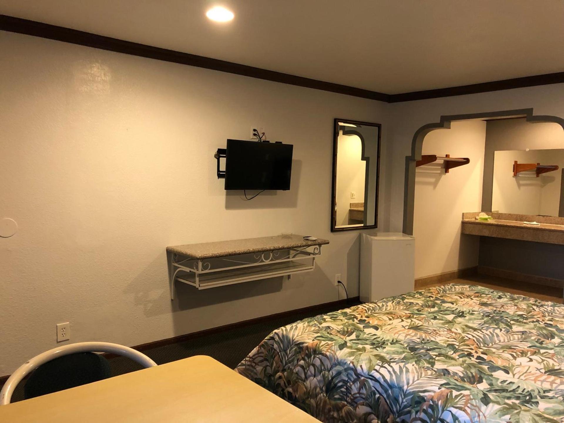 Starlight Inn, Valley Blvd - Downtown LA photo 16