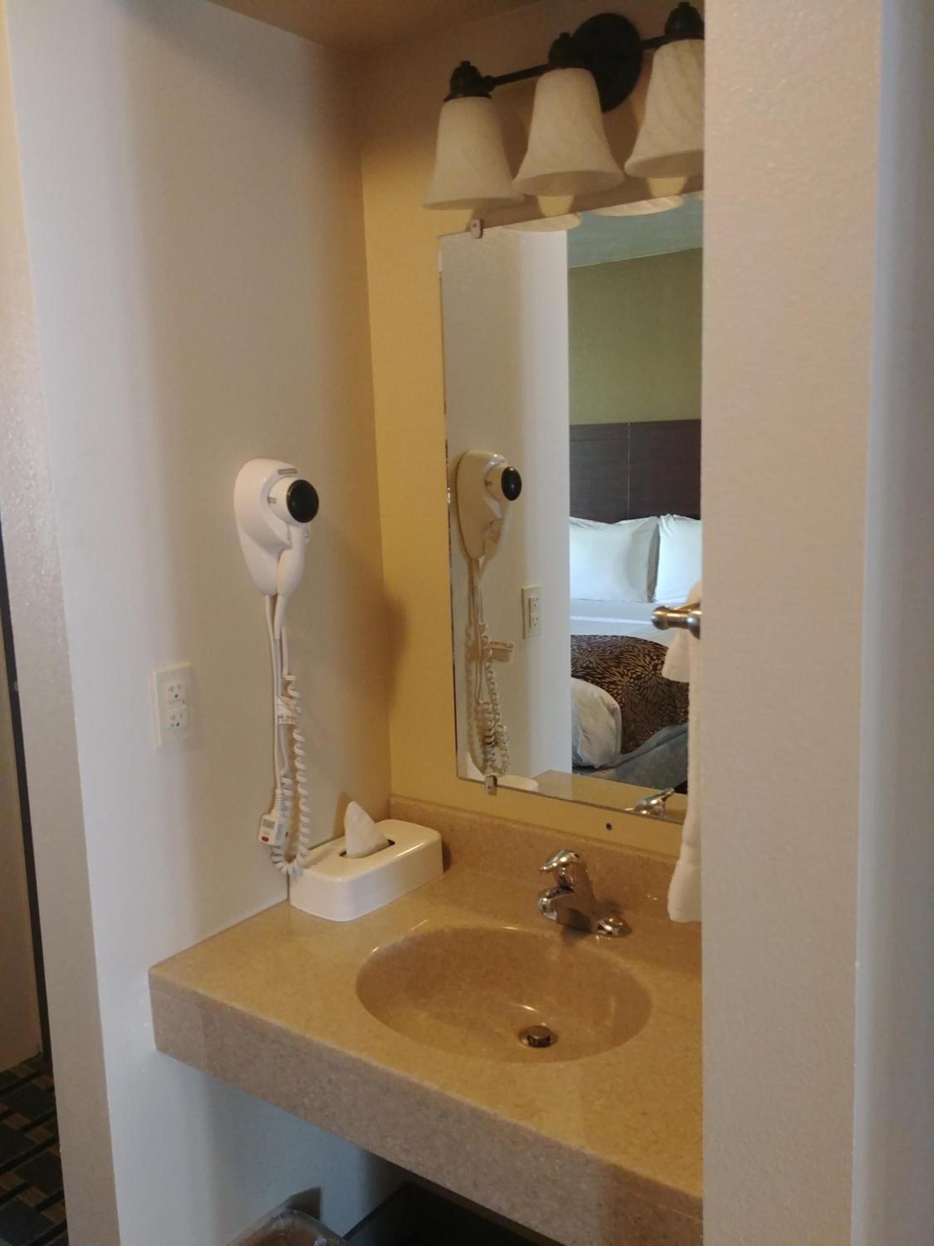 Boarders Inn & Suites by Cobblestone Hotels - Broken Bow photo 8