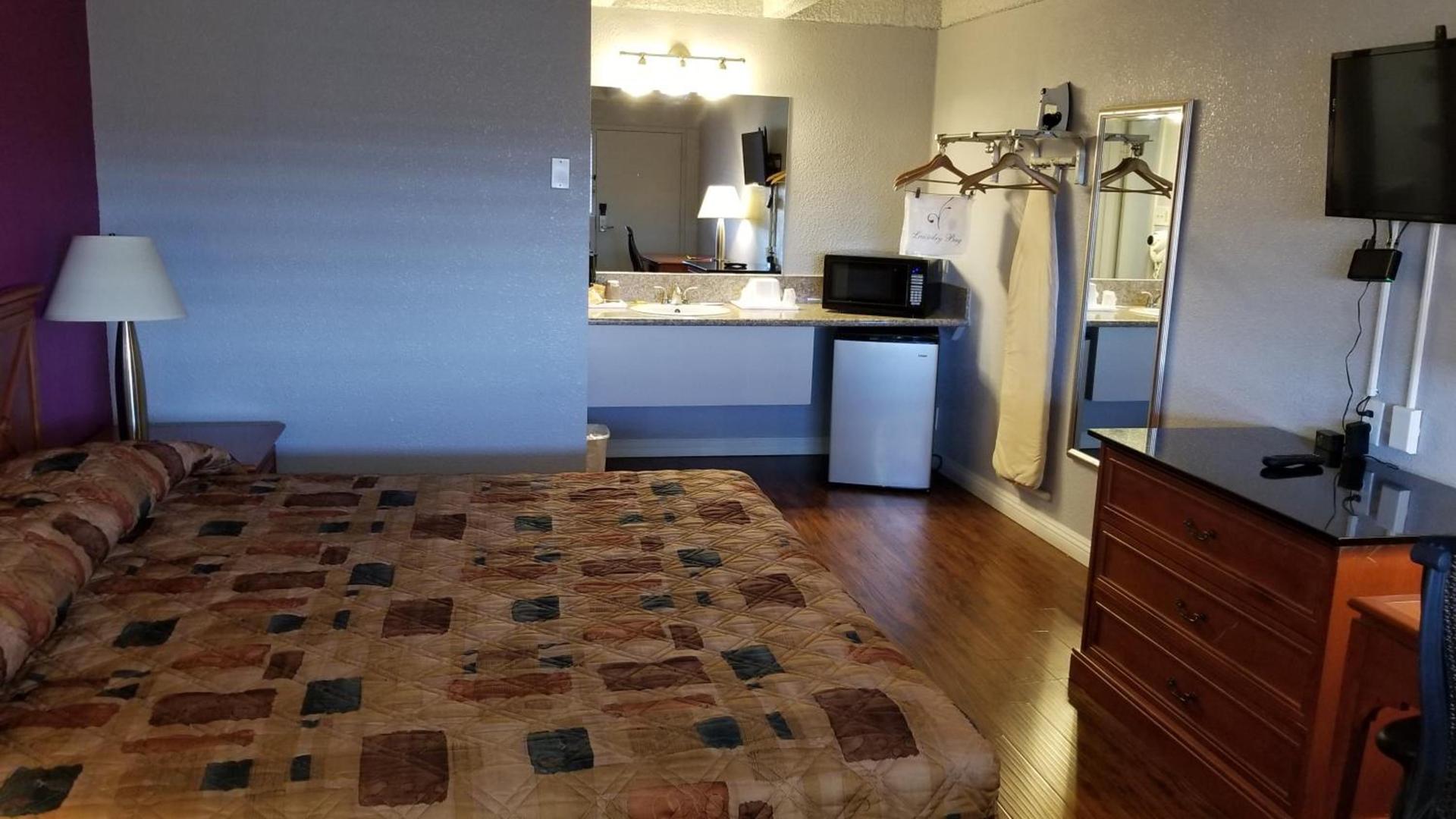 Santa Fe Inn - Pueblo photo 18