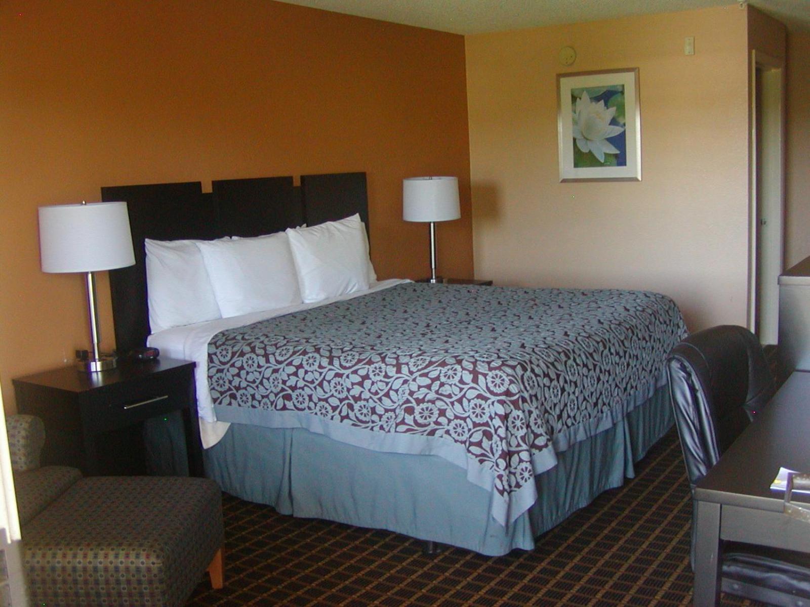 Days Inn by Wyndham Marietta White Water photo 11