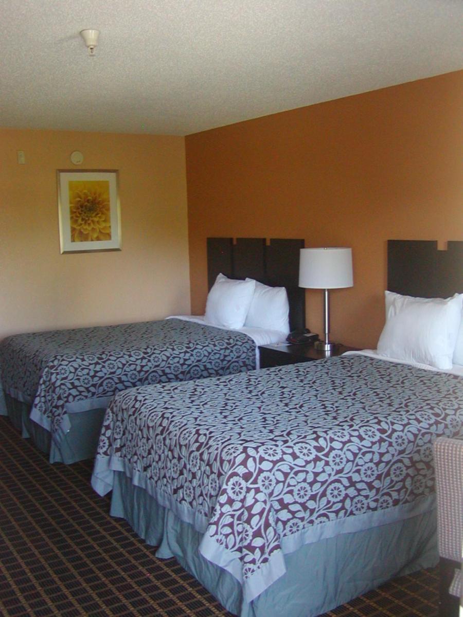 Days Inn by Wyndham Marietta White Water photo 12
