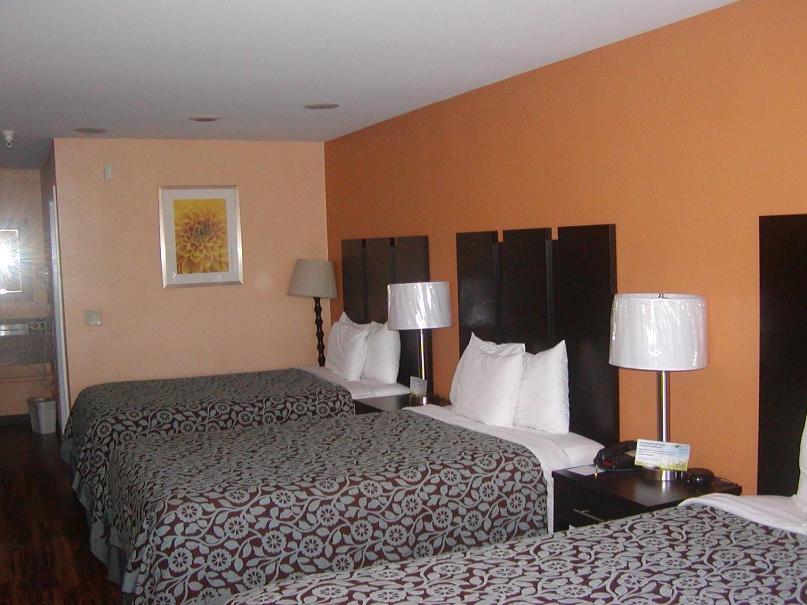 Days Inn by Wyndham Marietta White Water photo 18
