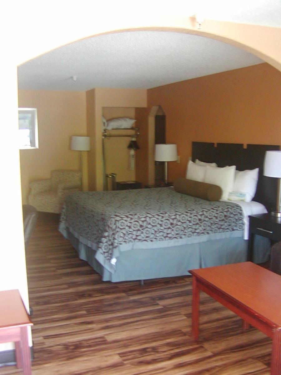 Days Inn by Wyndham Marietta White Water photo 14
