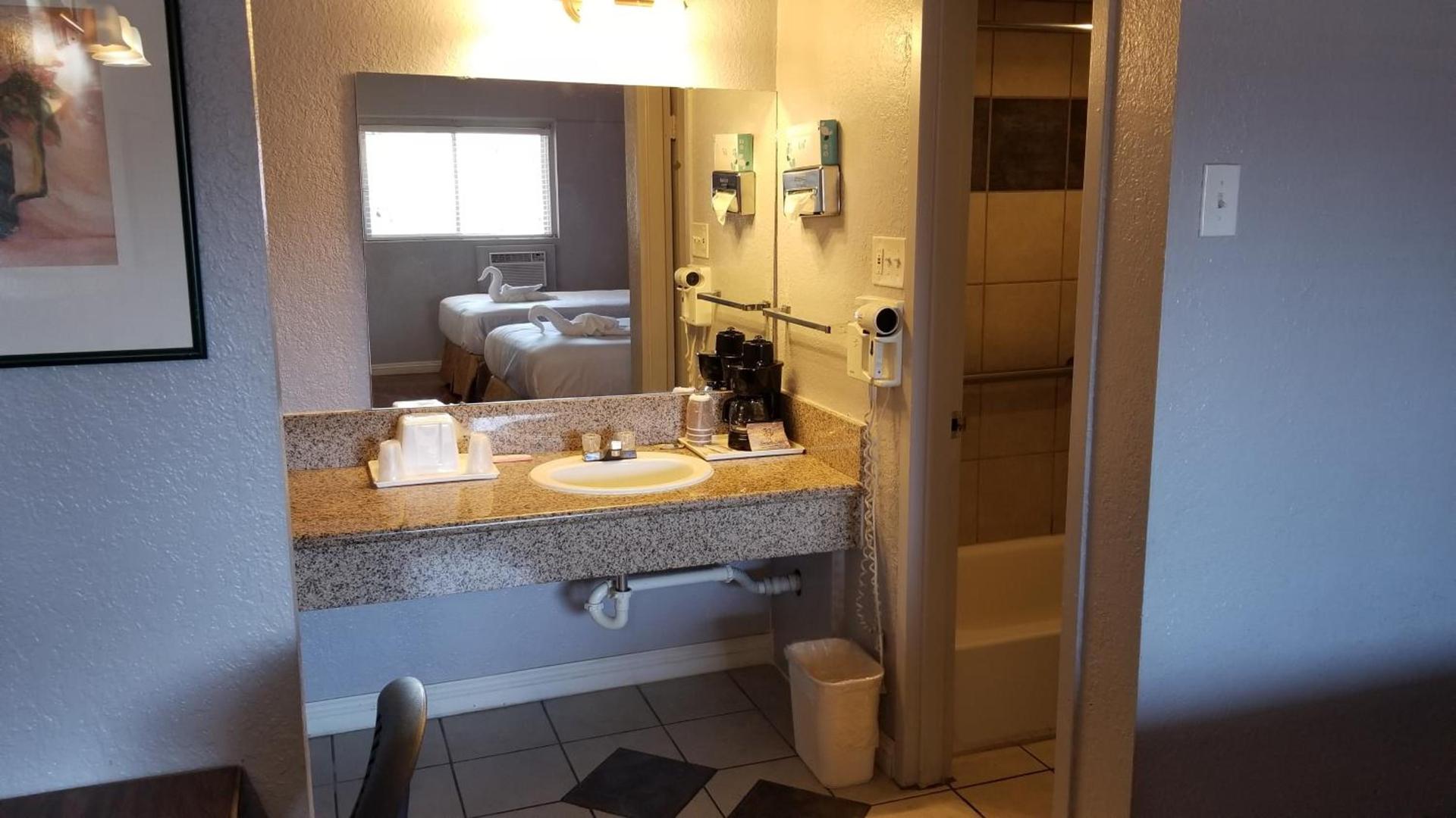 Santa Fe Inn - Pueblo photo 15