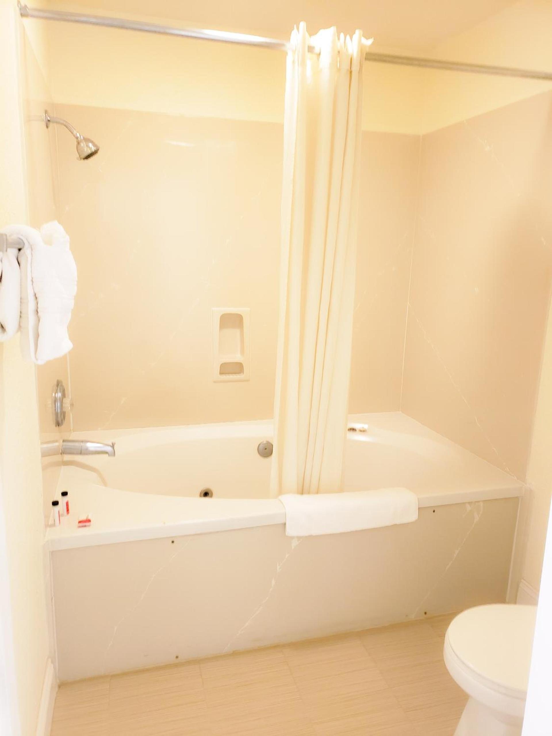 Super 8 by Wyndham Auburn photo 56
