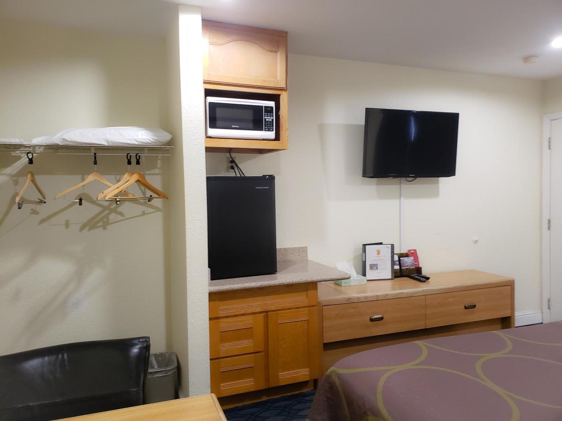Super 8 by Wyndham Auburn photo 55