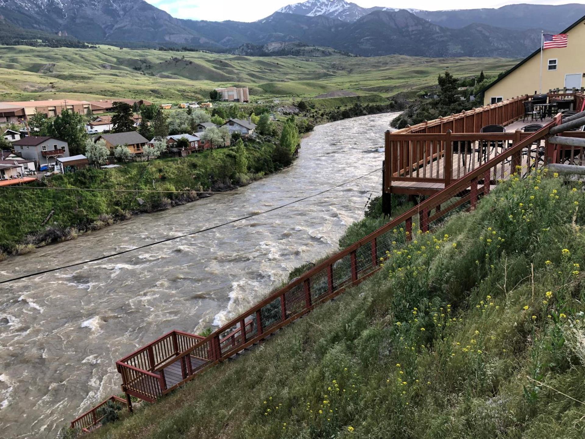 Yellowstone Riverside Cottages photo 21