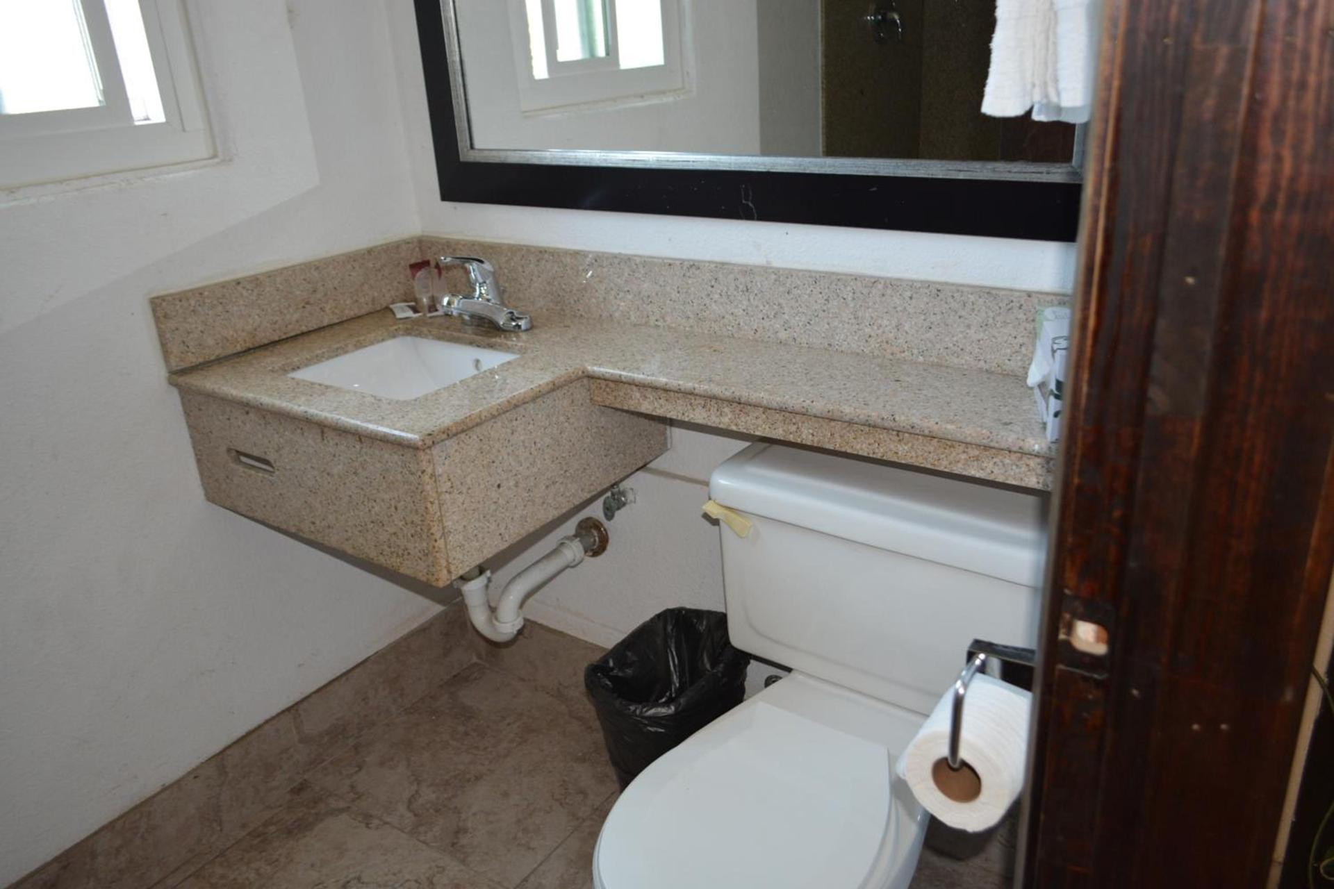 Harbor Inn & Suites Oceanside photo 20