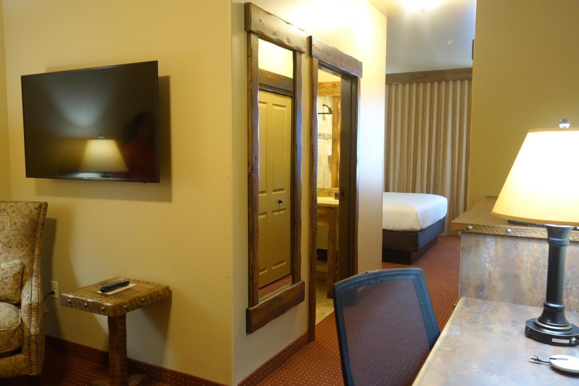 Glacier International Lodge photo 27