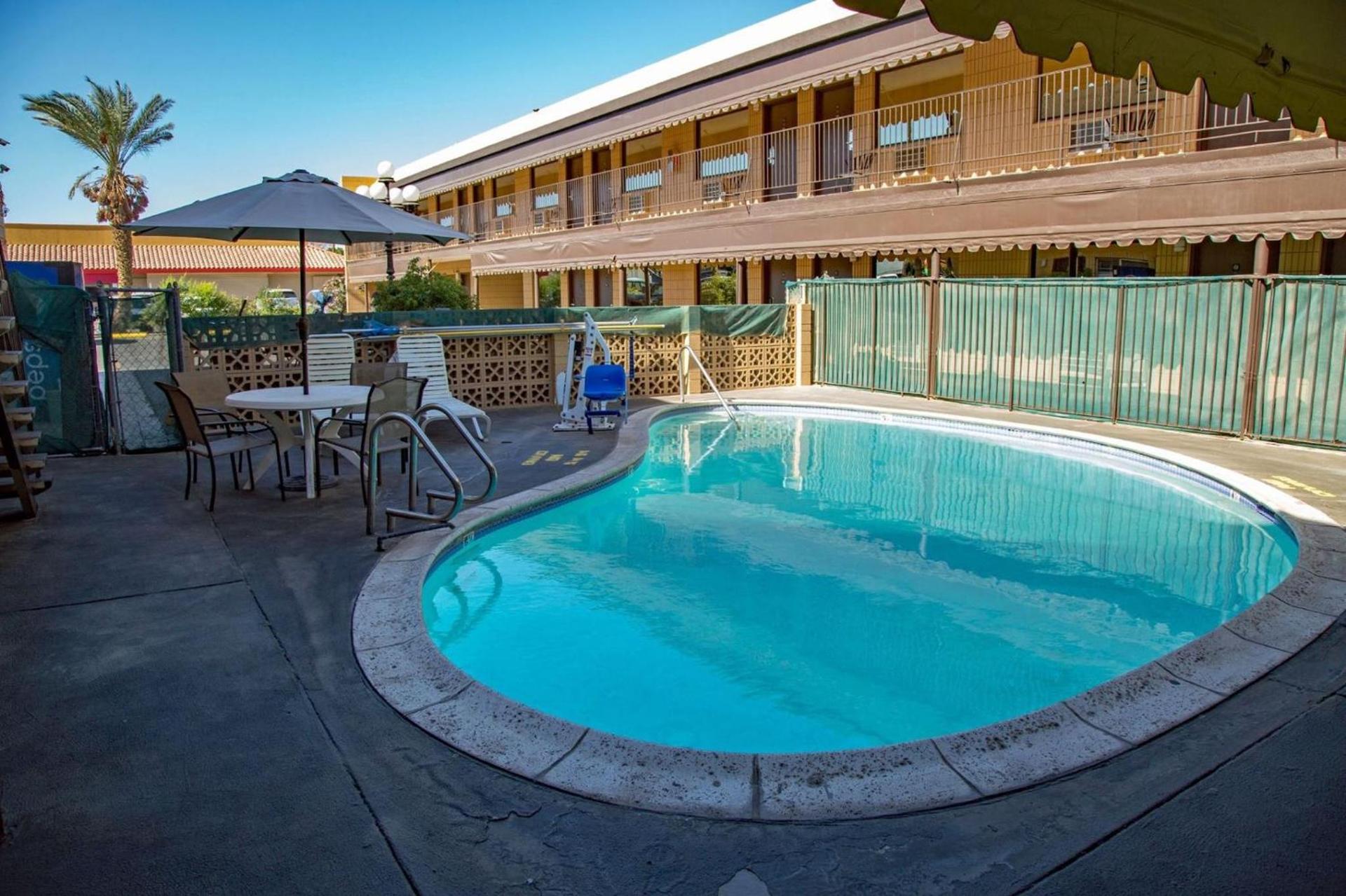 Townhouse Inn and Suites photo 2