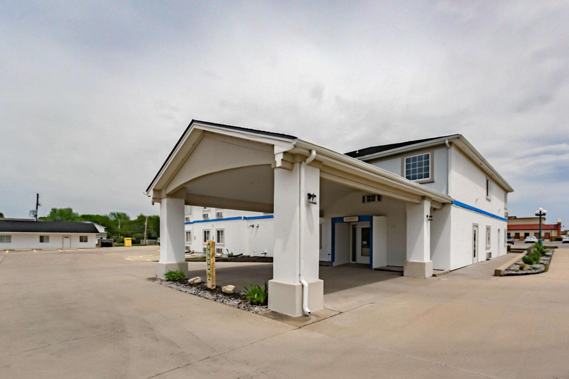 Motel 6-Augusta, KS photo 1