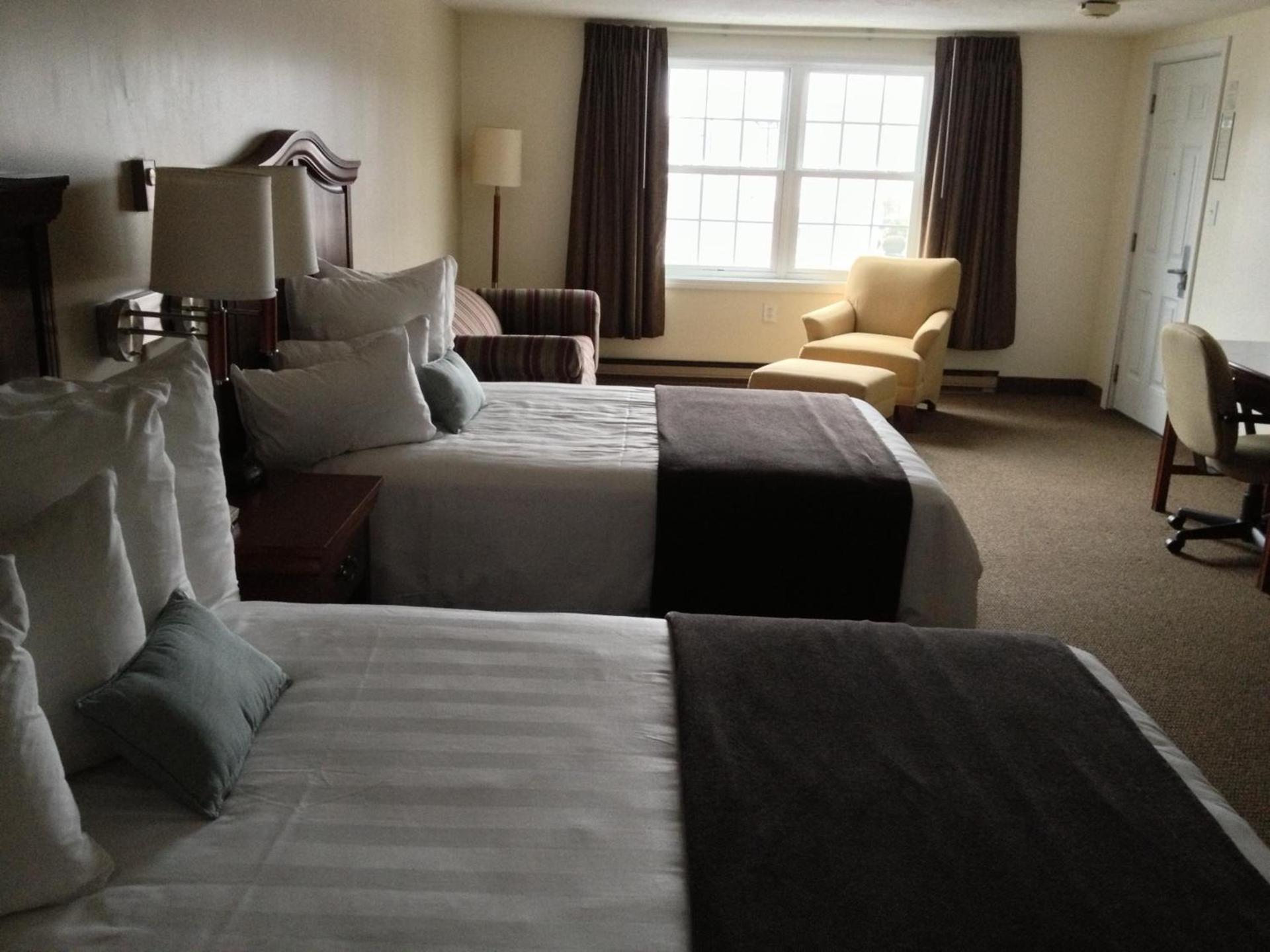 Holiday Hill Inn & Suites photo 26