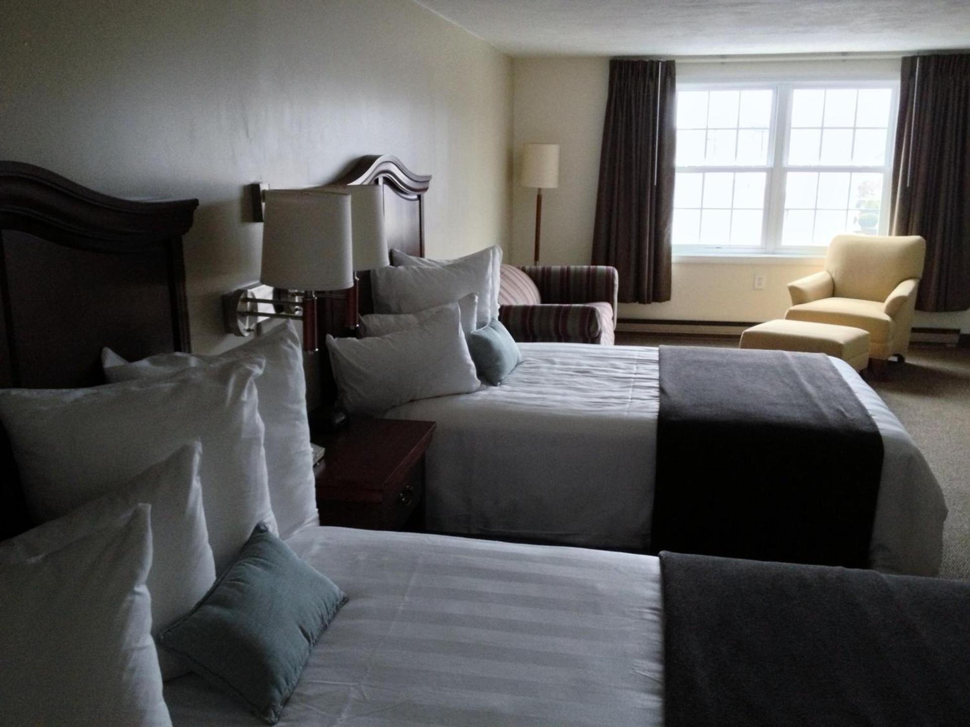 Holiday Hill Inn & Suites photo 32