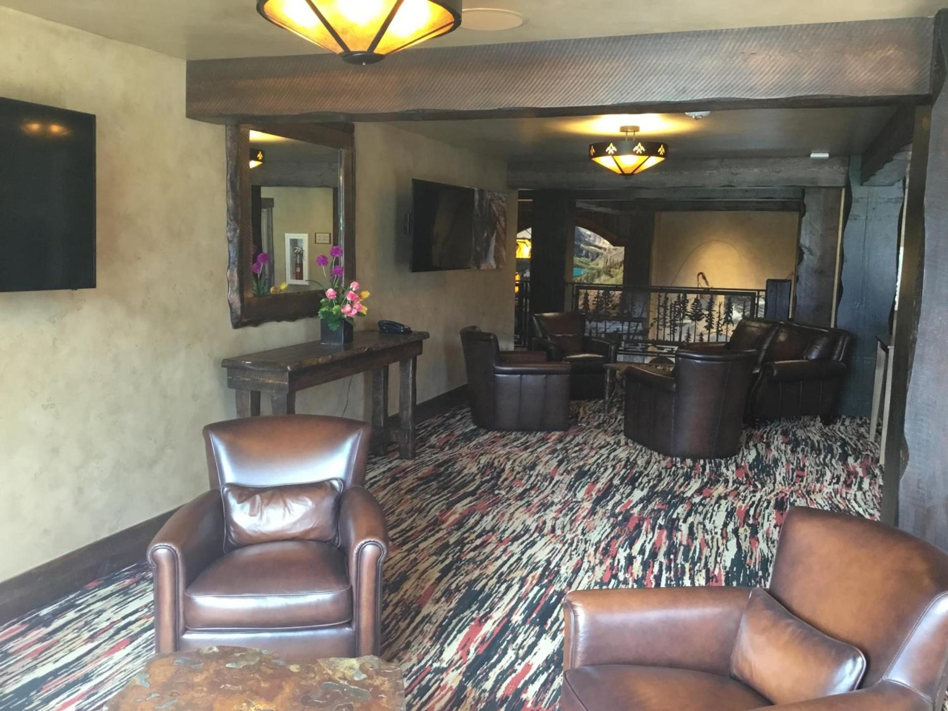 Glacier International Lodge photo 36