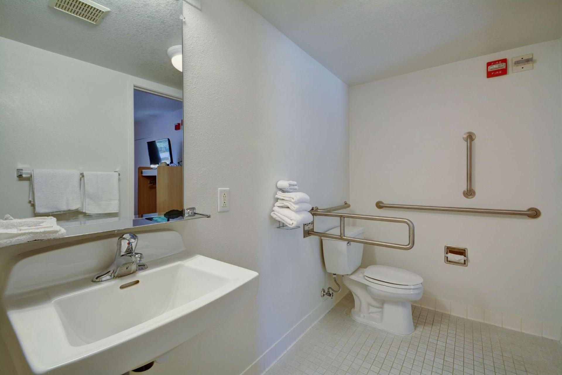Motel 6-Windsor Locks, CT - Hartford photo 22