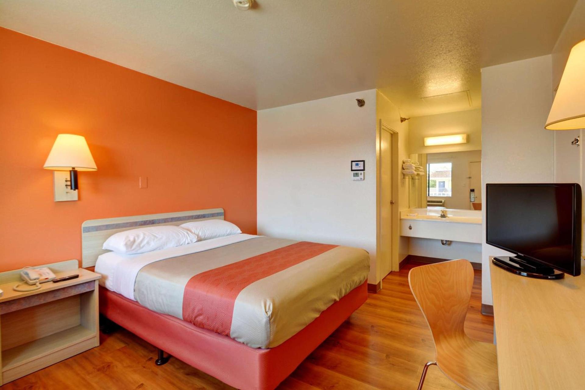 Motel 6-Windsor Locks, CT - Hartford photo 13