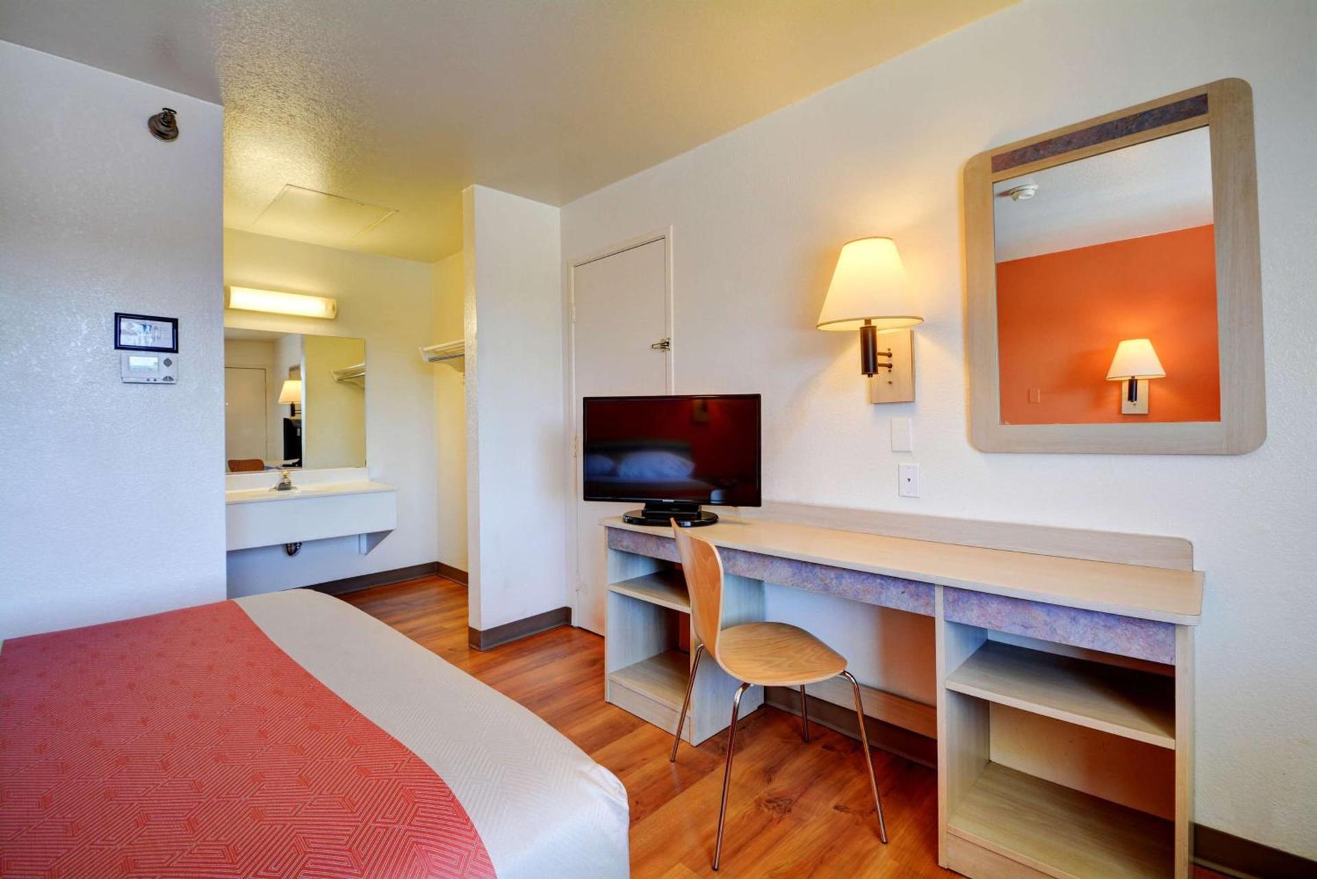 Motel 6-Windsor Locks, CT - Hartford photo 10