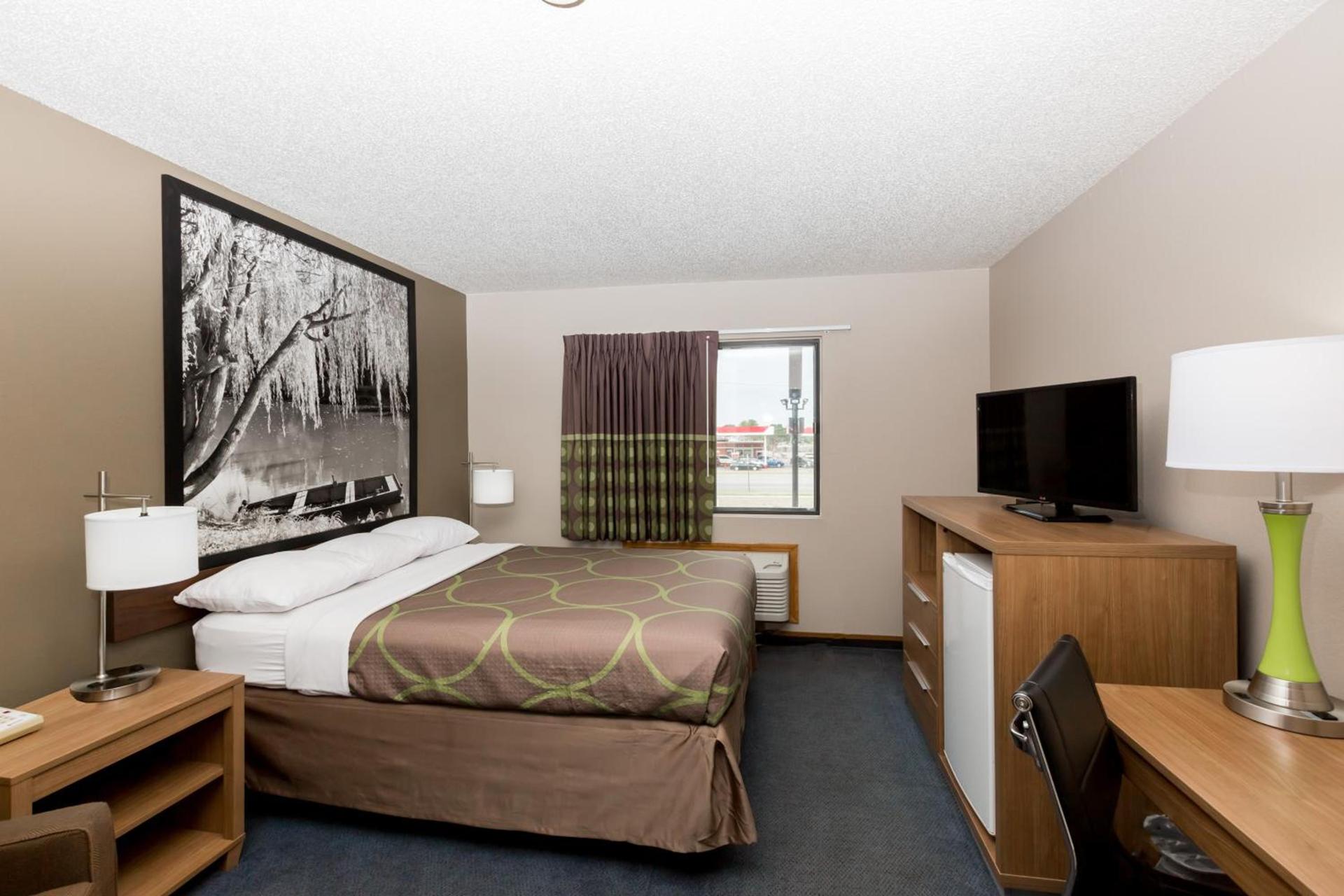 Super 8 by Wyndham Hays KS photo 23
