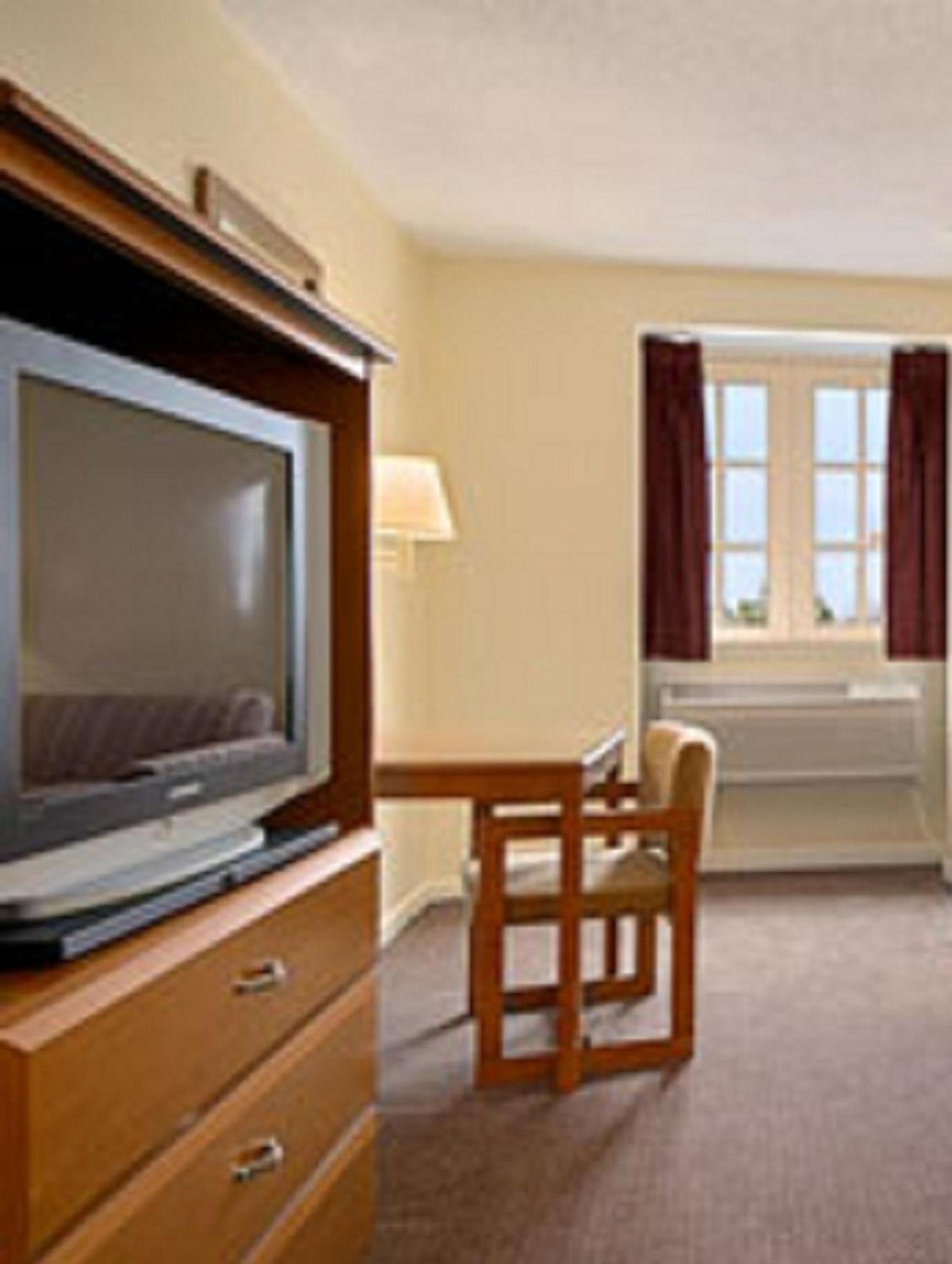 Super 8 by Wyndham New Orleans photo 17