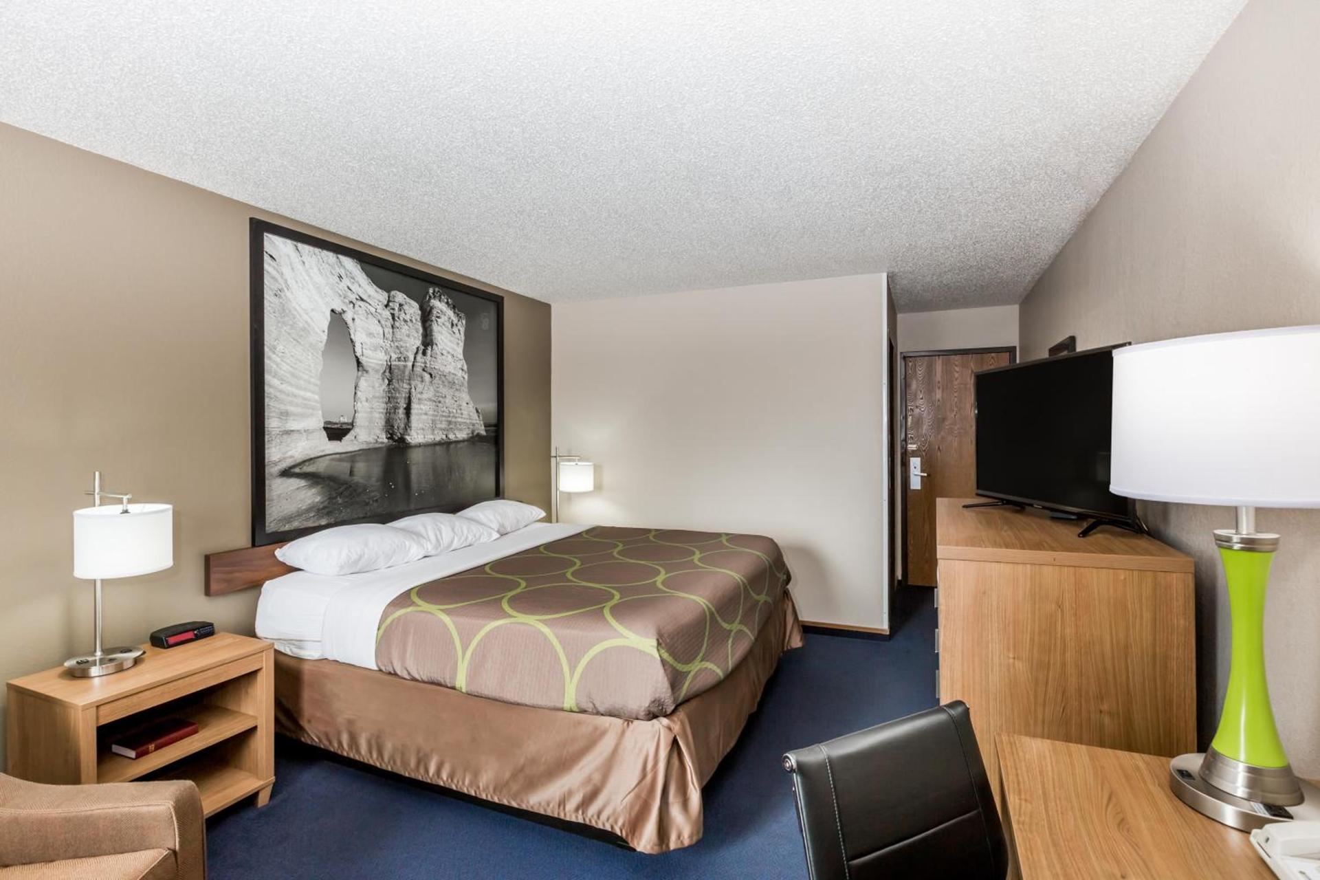 Super 8 by Wyndham Hays KS photo 21