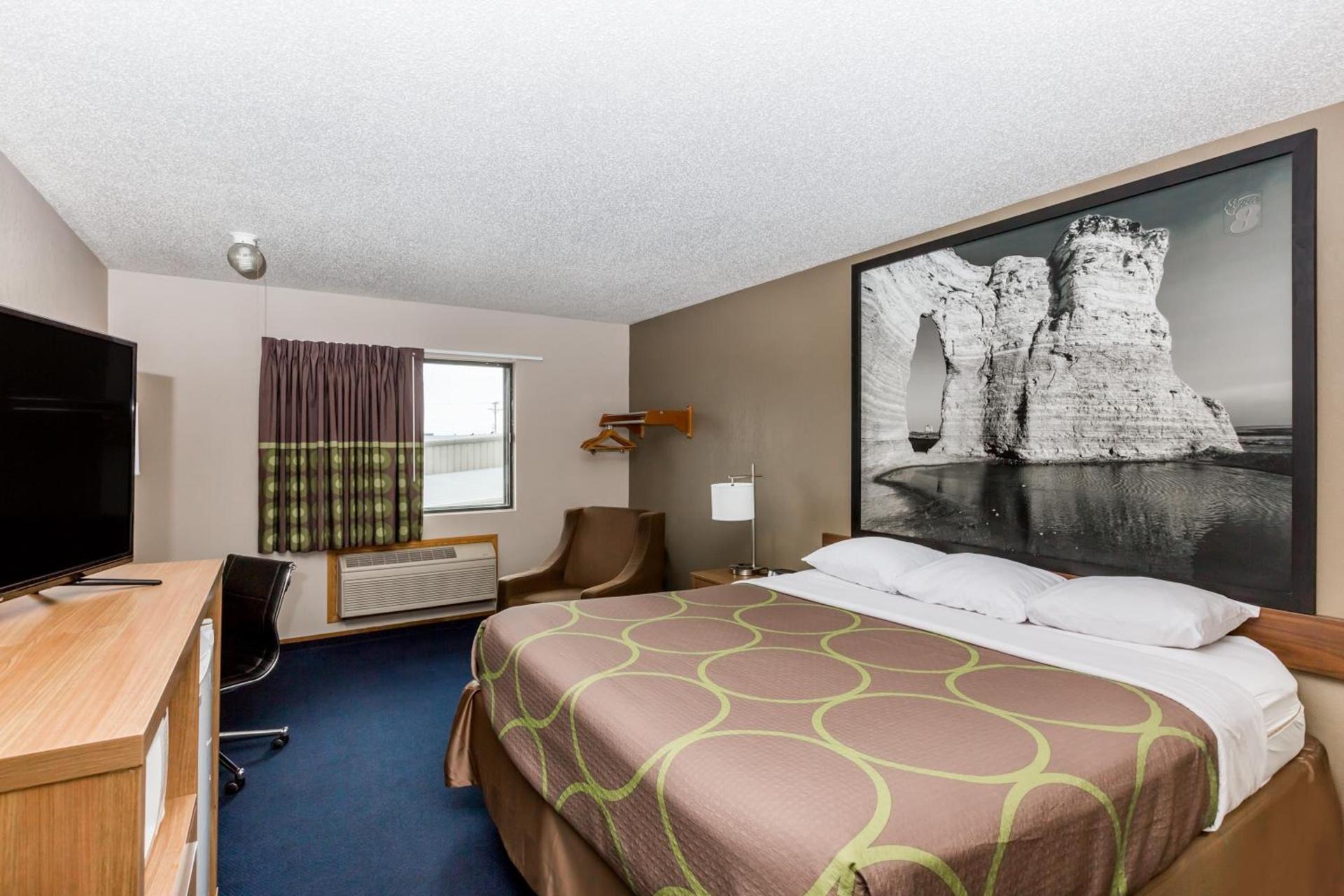 Super 8 by Wyndham Hays KS photo 22