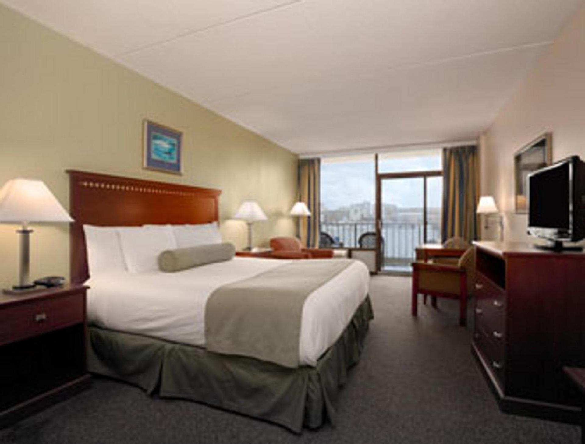 Days Inn by Wyndham Virginia Beach At The Beach photo 4