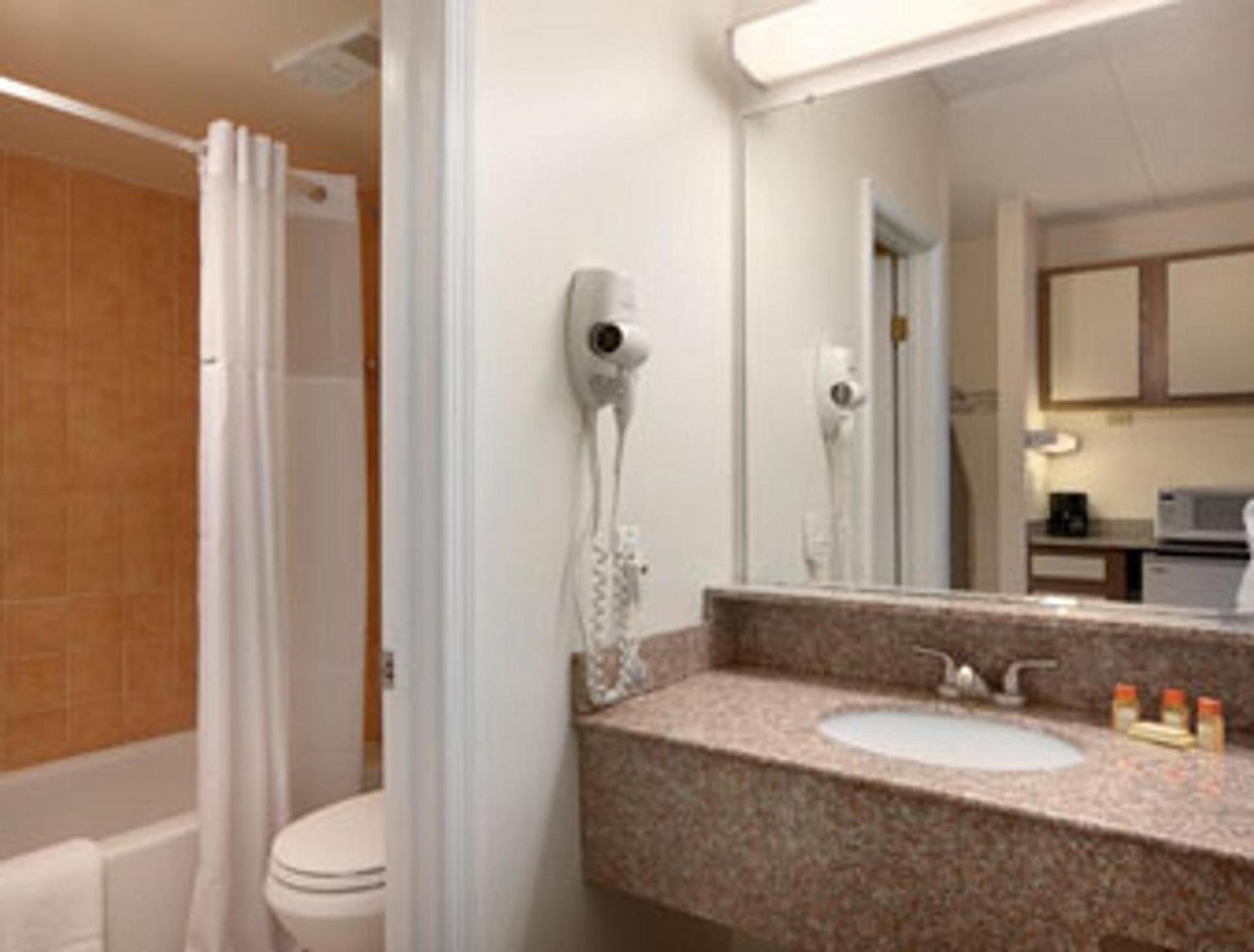 Days Inn by Wyndham Virginia Beach At The Beach photo 5
