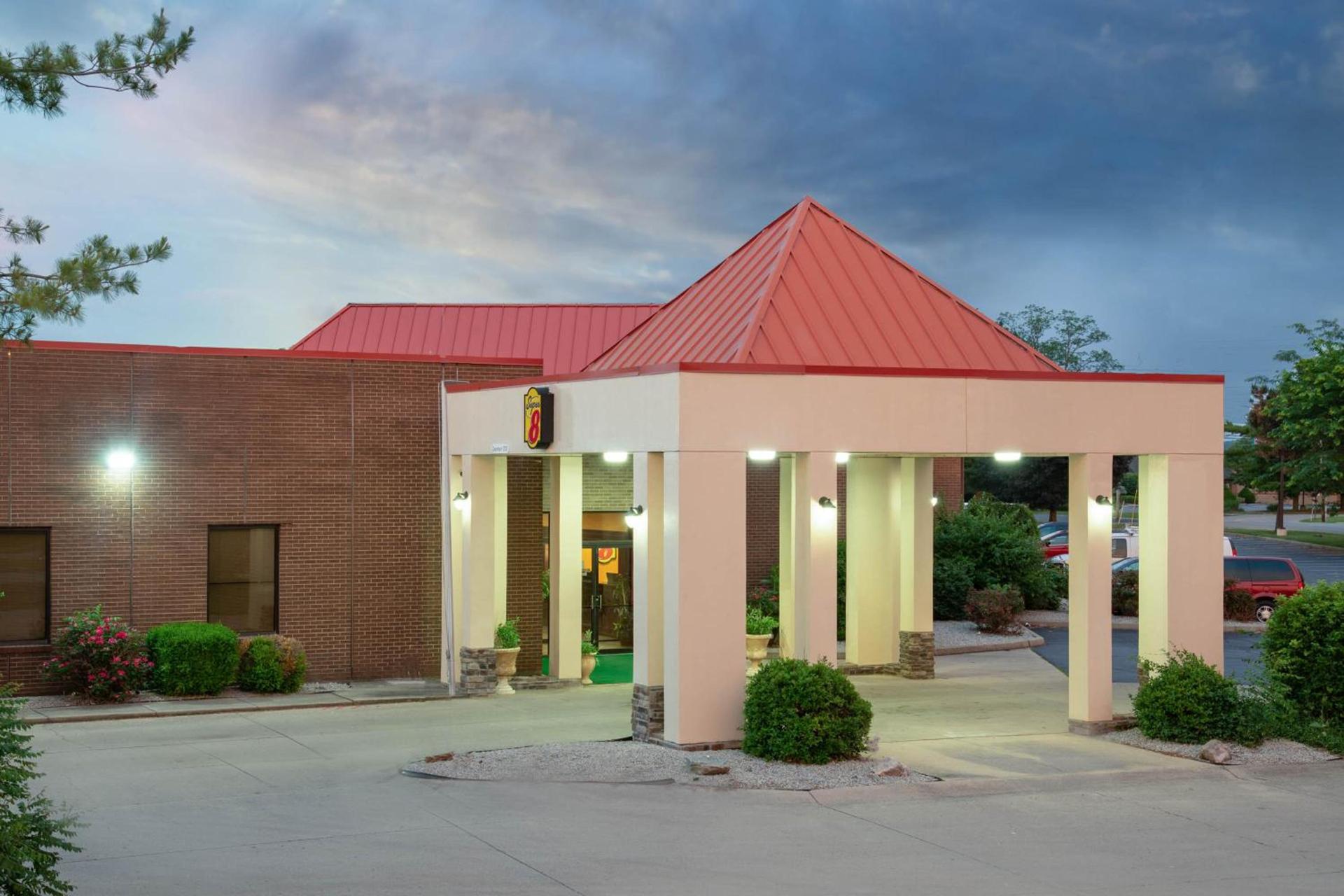 Super 8 by Wyndham Harrison OH photo 27